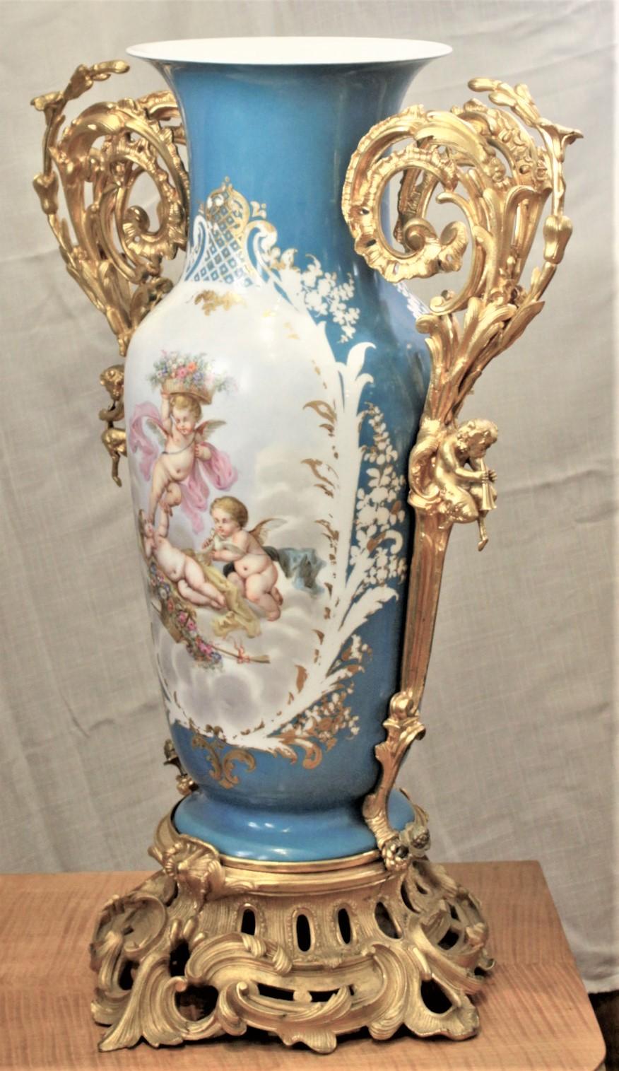 Doré Grand vase ancien en porcelaine peint à la main de style Sèvres avec montures en bronze doré en vente
