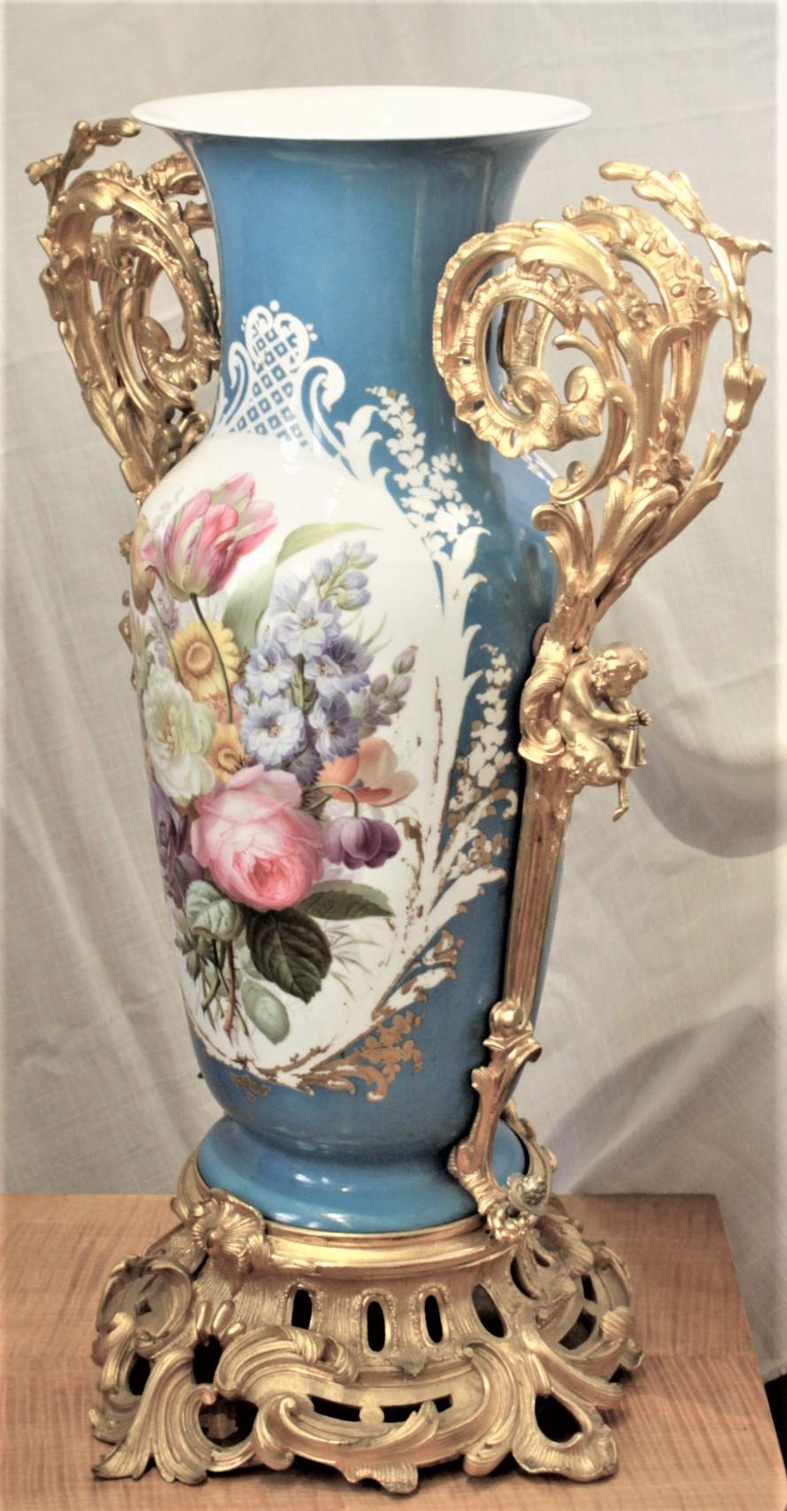 Doré Grand vase ancien en porcelaine peint à la main de style Sèvres avec montures en bronze doré en vente