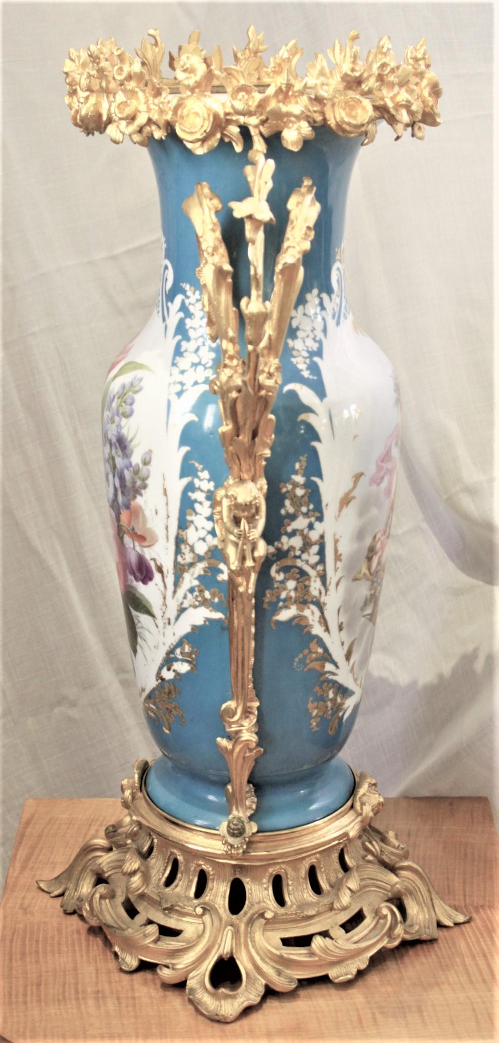 Bronze Grand vase ancien en porcelaine peint à la main de style Sèvres avec montures en bronze doré en vente