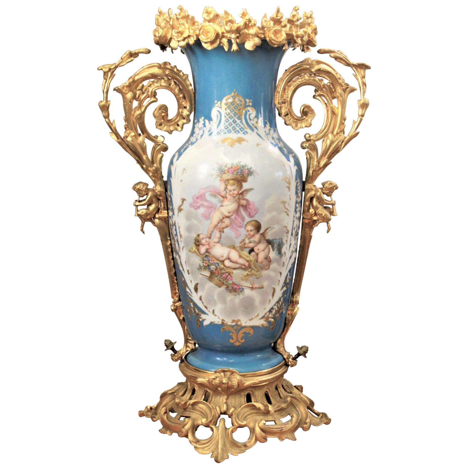 Grand vase ancien en porcelaine peint à la main de style Sèvres avec montures en bronze doré en vente