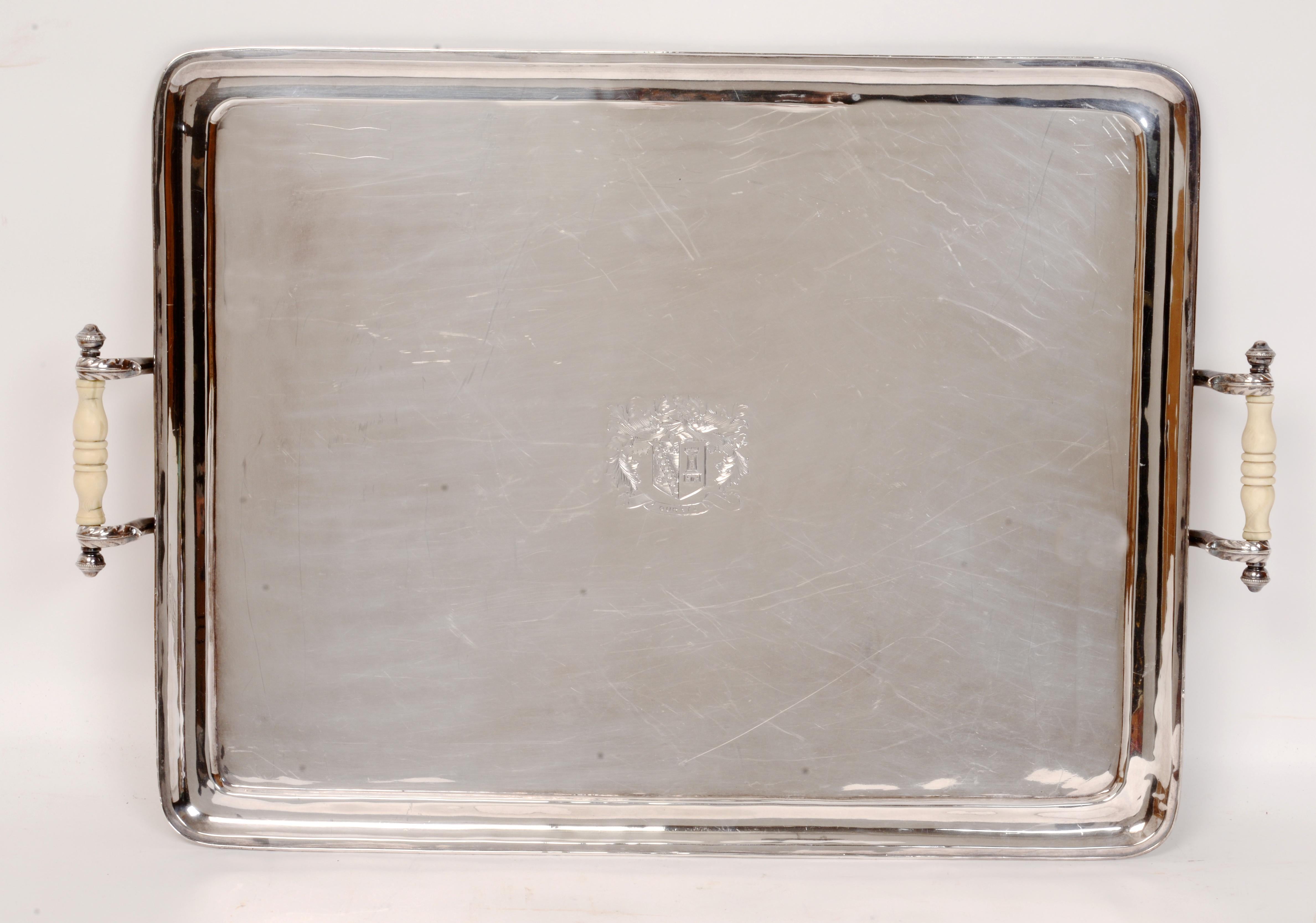Großes antikes Sheffield-Tablett mit Wappengravur auf einer silbernen Kartusche mit Knochengriffen um 1800. Die Versilberung wird nicht getragen. 
 