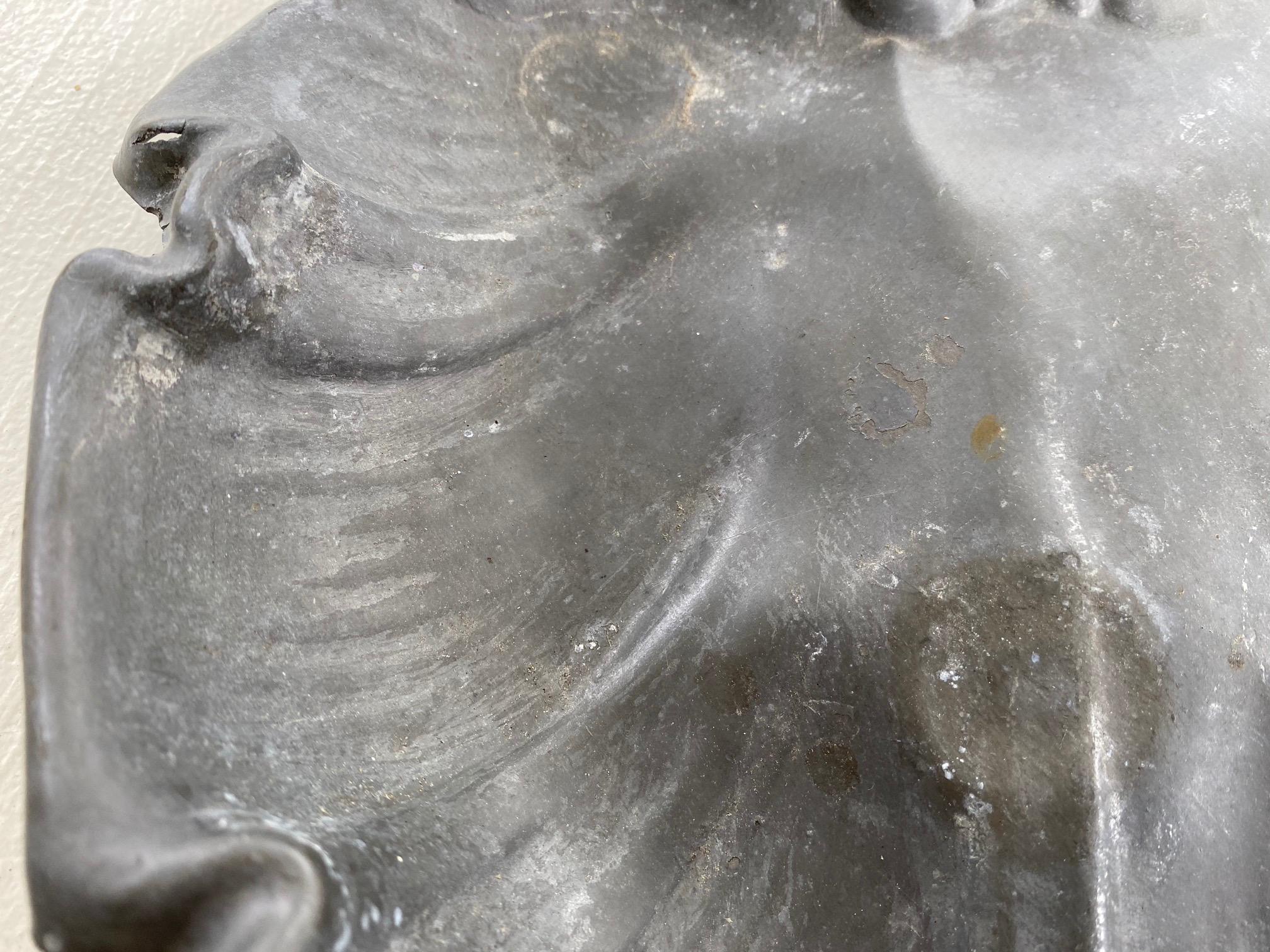 Große antike Muschel Metall Schale oder Teller im Zustand „Starke Gebrauchsspuren“ im Angebot in Sheffield, MA
