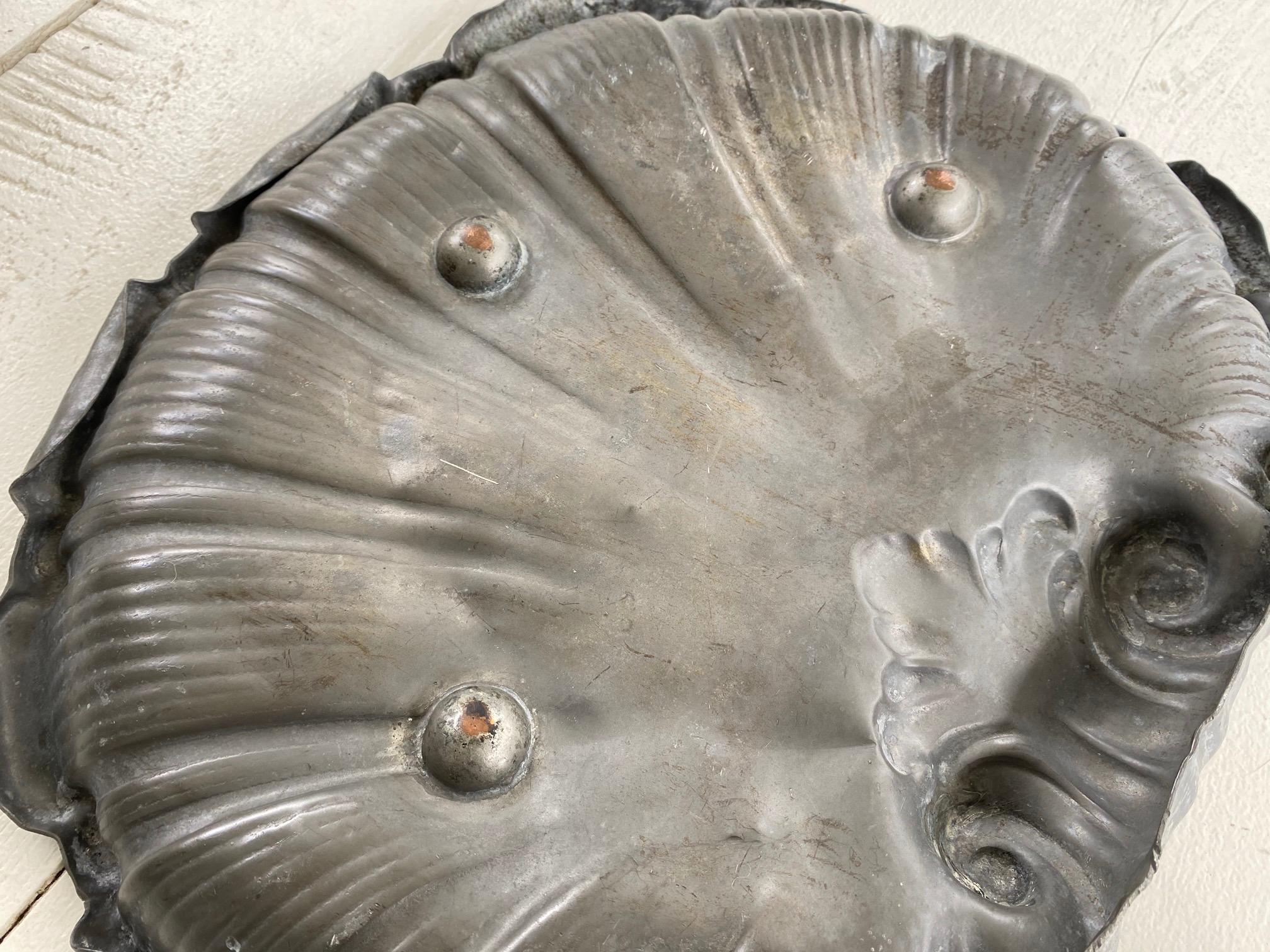 Grande piatto o vassoio antico in metallo a forma di conchiglia in vendita 1