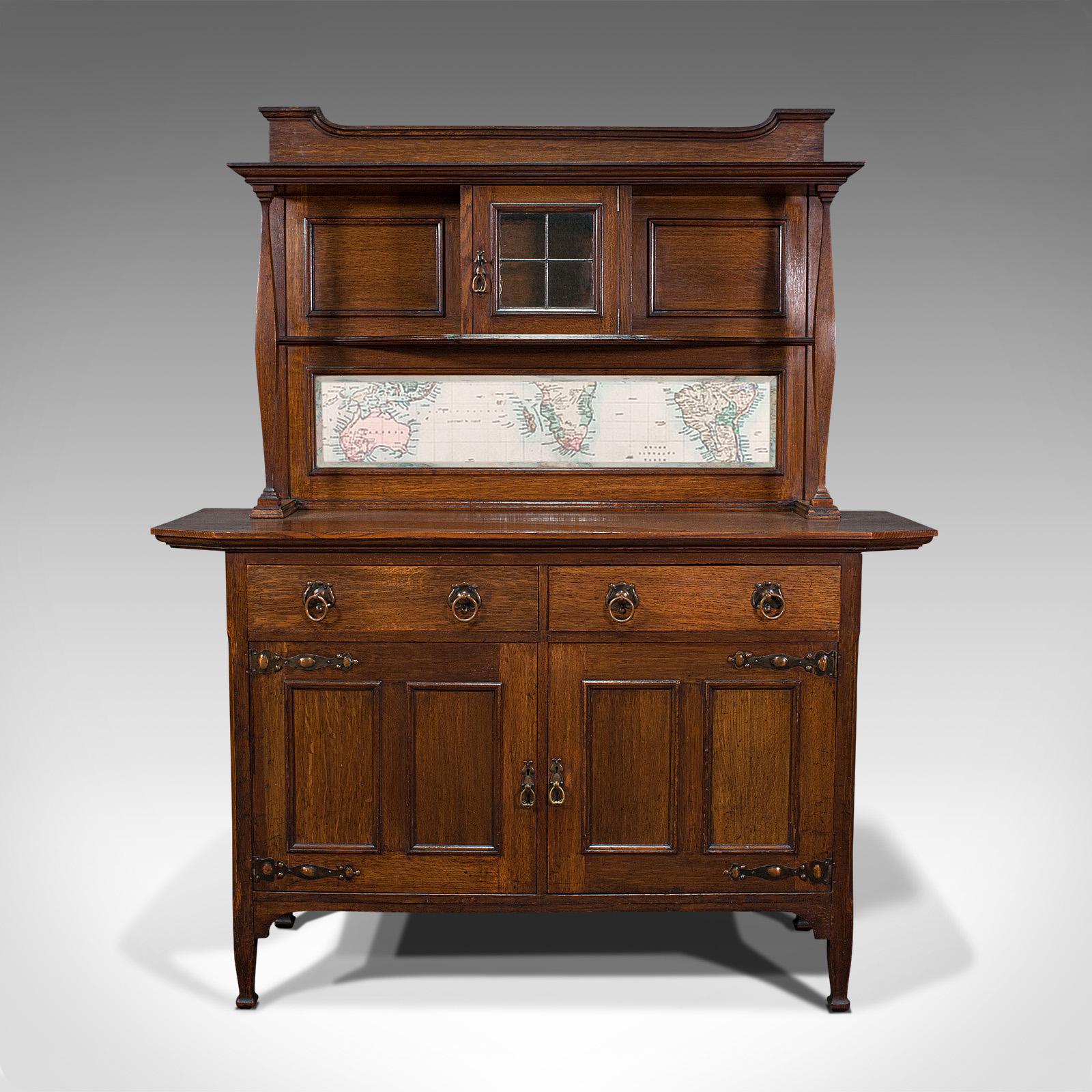 Dies ist ein großes antikes Sideboard. Ein englischer Eichenschrank von Liberty and Co. im Arts & Crafts-Stil aus der späten viktorianischen Periode um 1900.

Fesselndes Sideboard von hervorragender Qualität und Form
Ein klassisches Sideboard von