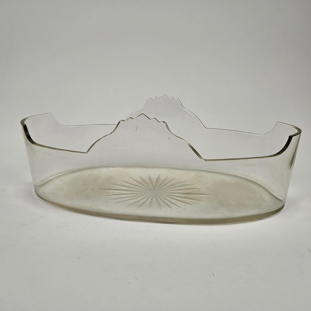 Taza de plata antigua o gran taza decorativa para alimentos o frutas, prensada, fundida y cincelada. Circular, pies curvos con bisagras. sin estampar, probado con la prueba del rayado, Altura 15 cm, Anchura 41 cm. Curvas en C en relieve en las