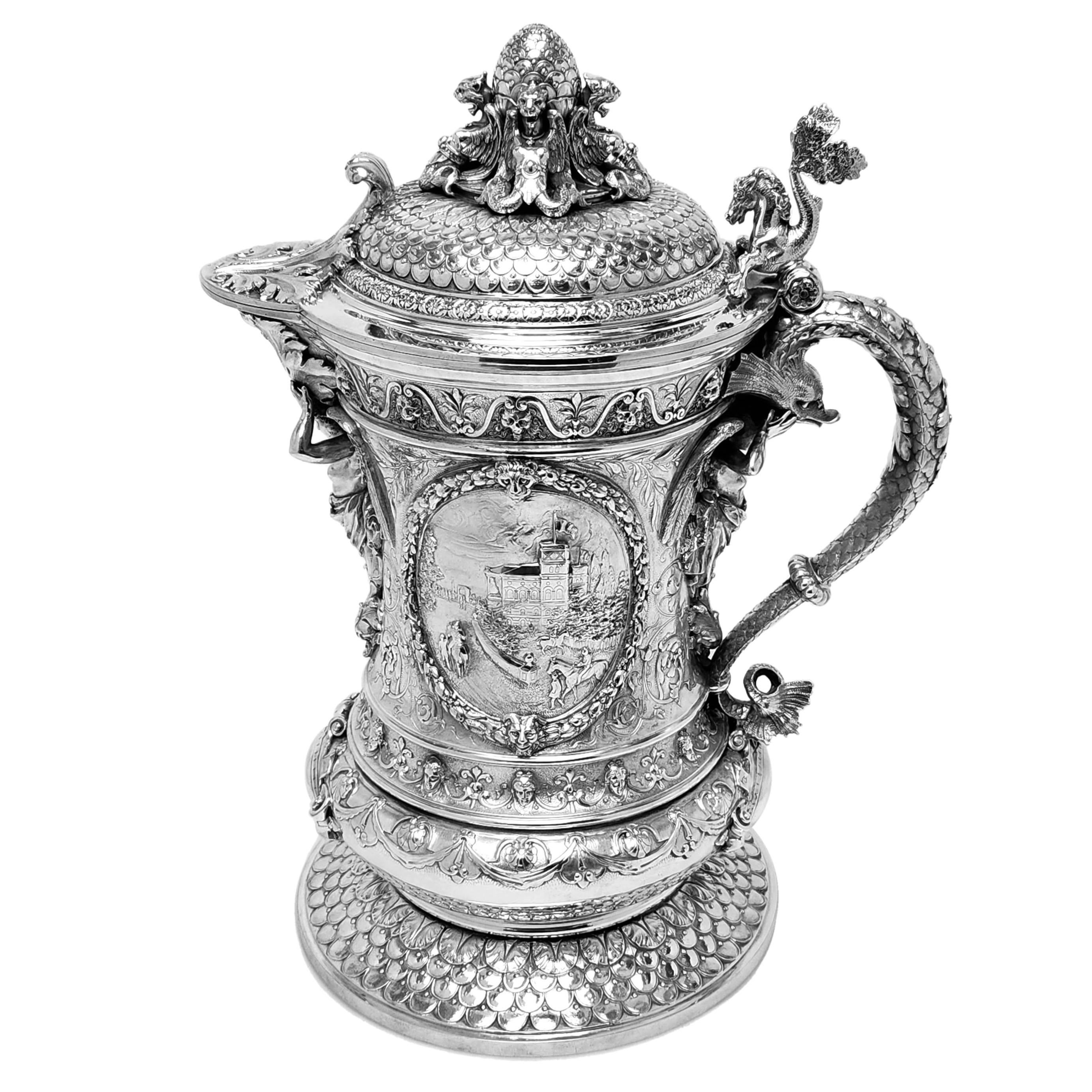Un magnifique flacon en argent ancien, d'une grande taille et d'un poids considérable. Cette cruche en argent surdimensionnée est ornée de ciselures. Le corps du flacon est orné d'une paire de cartouches ciselés représentant des vues de Buda et de
