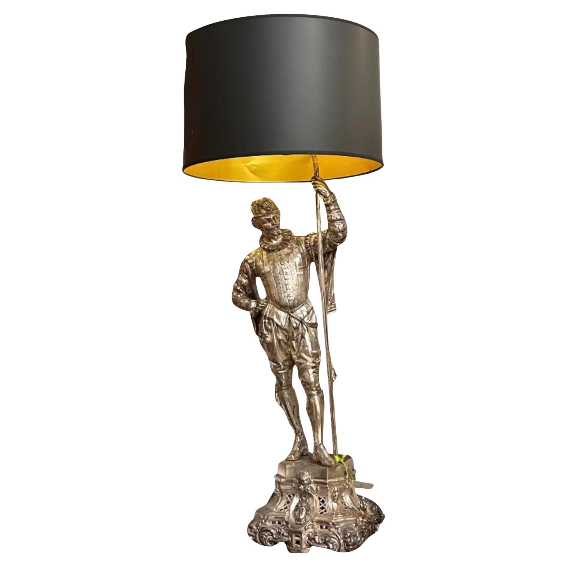 Grande lampada da tavolo figurata Conquistador in argento antico e bronzo