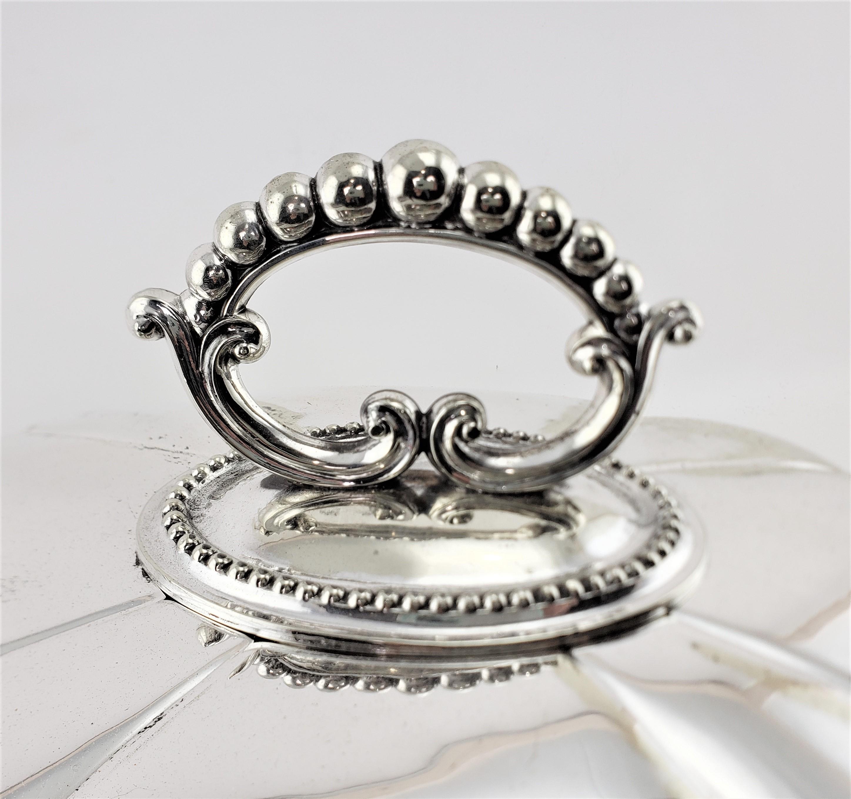 Grande dôme en métal argenté ancien avec côtés festonnés et poignée perlée en vente 2