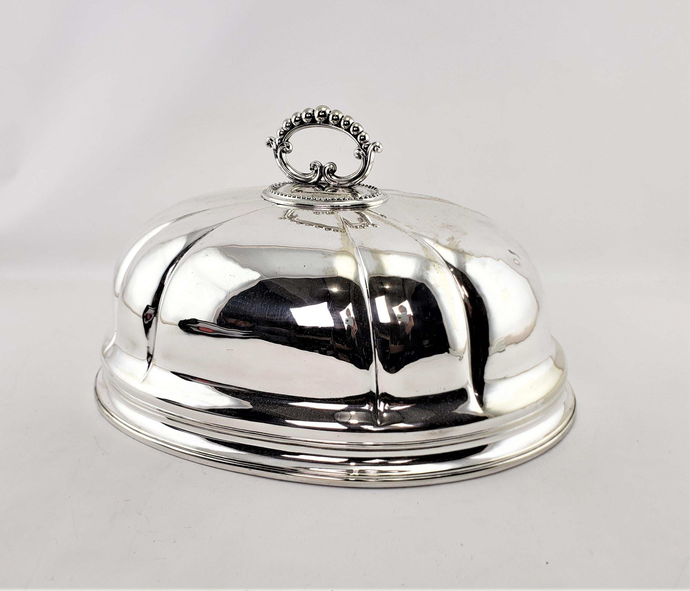 Anglais Grande dôme en métal argenté ancien avec côtés festonnés et poignée perlée en vente