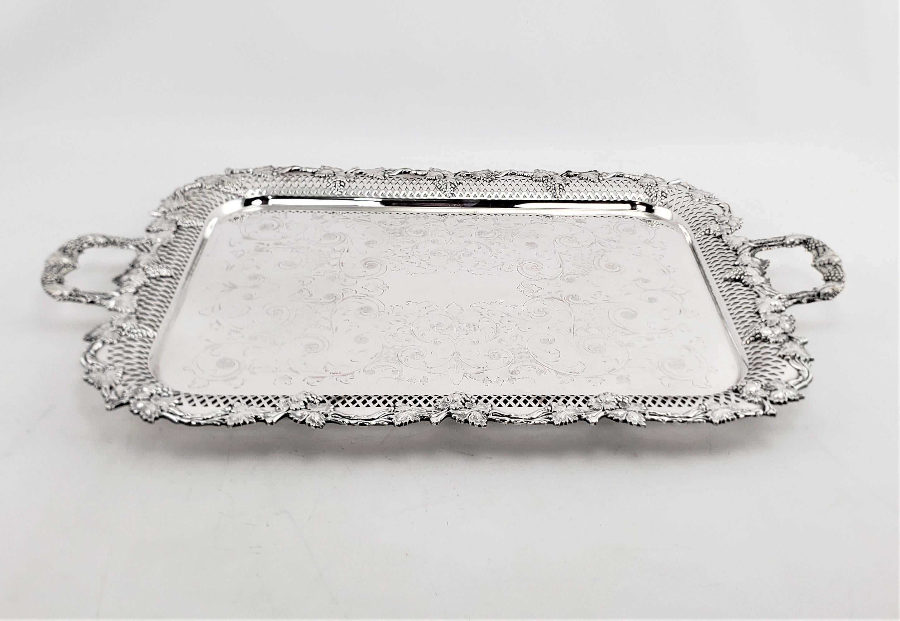 Bandeja grande antigua plateada con decoración de uvas y vides perforadas Inglés en venta