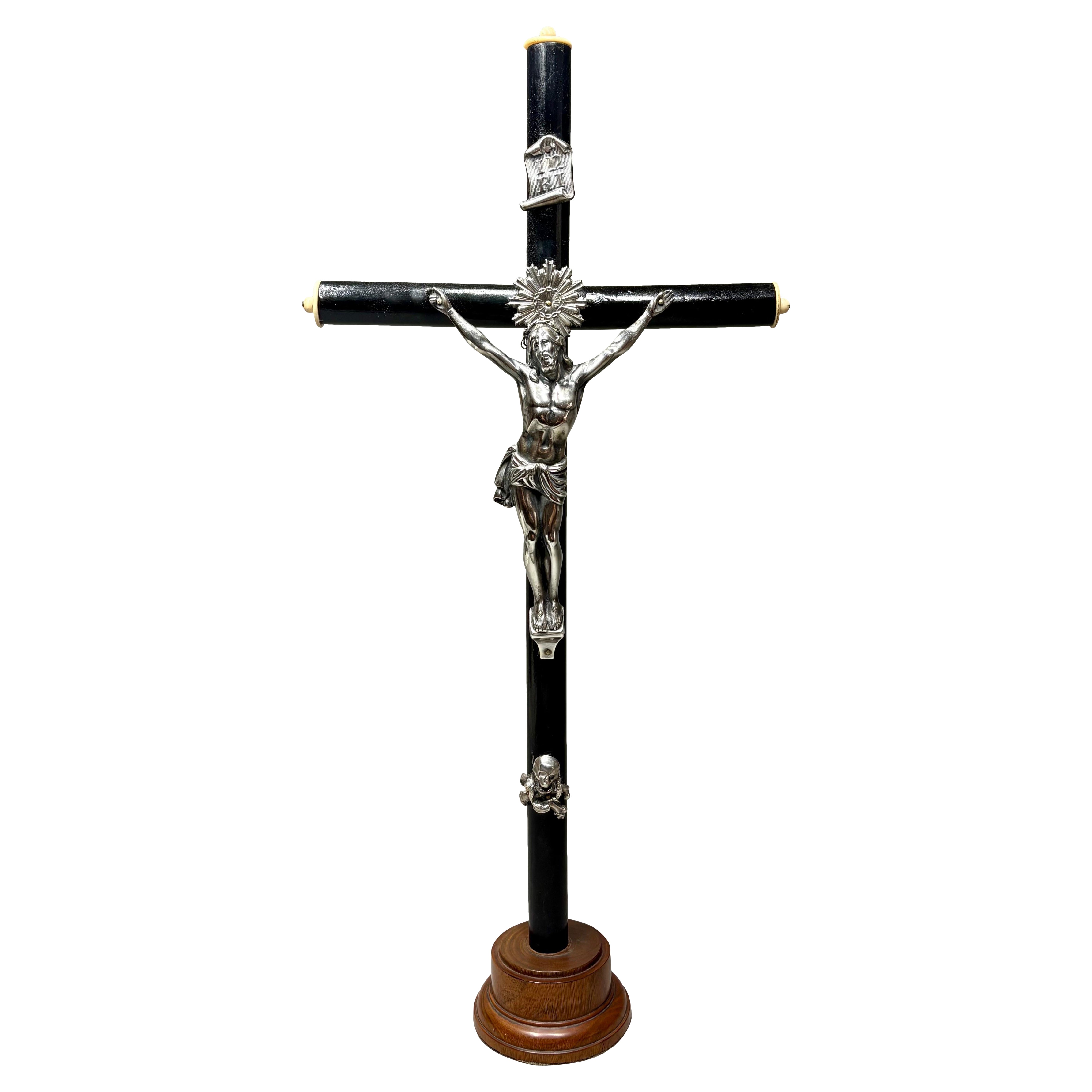 Grand crucifix d
autel antique en bronze argenté sur croix et support en Wood Wood