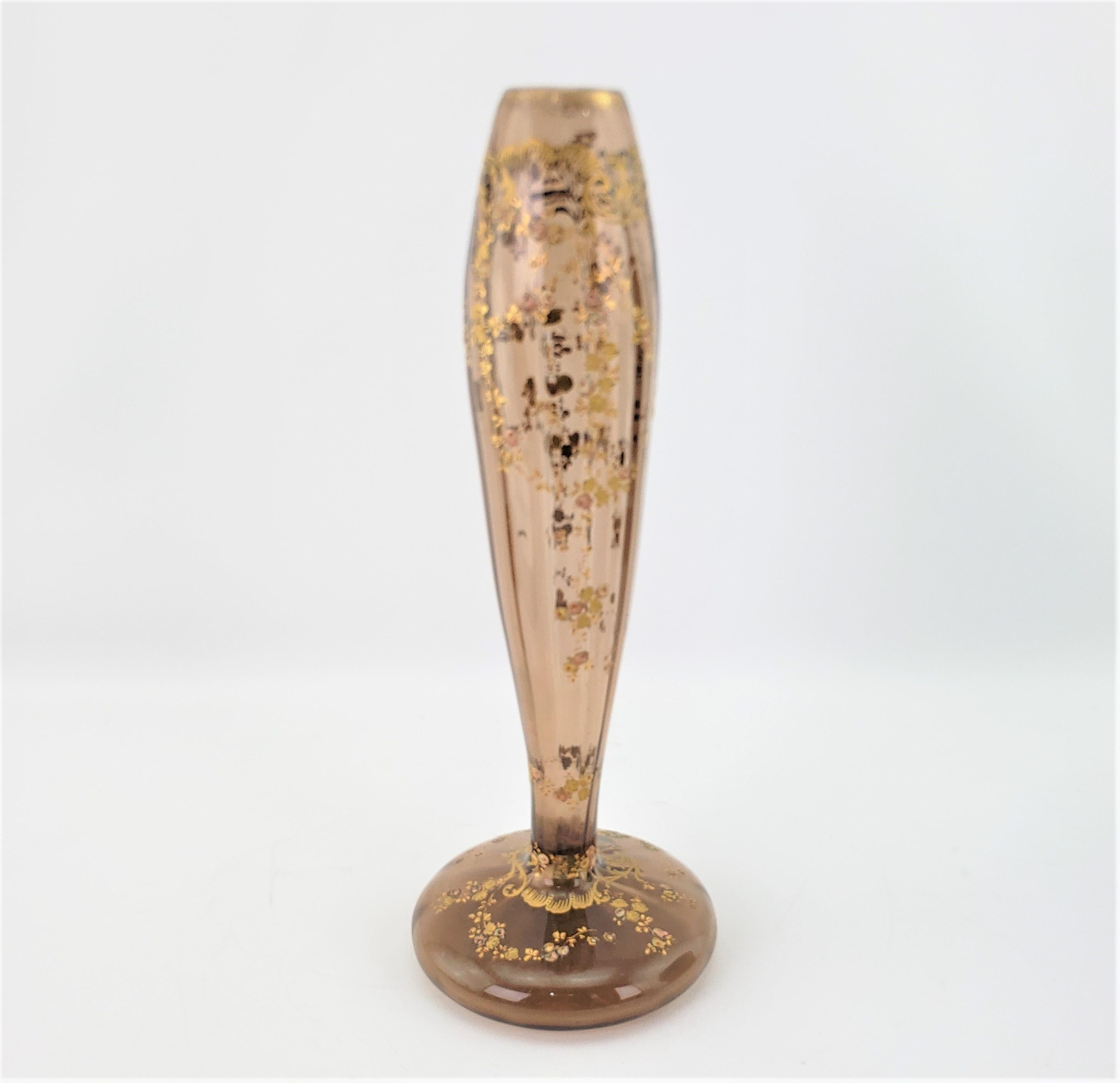 Peint à la main Grand vase bulbeux ancien en quartz fumé avec décoration florale dorée et émaillée en vente