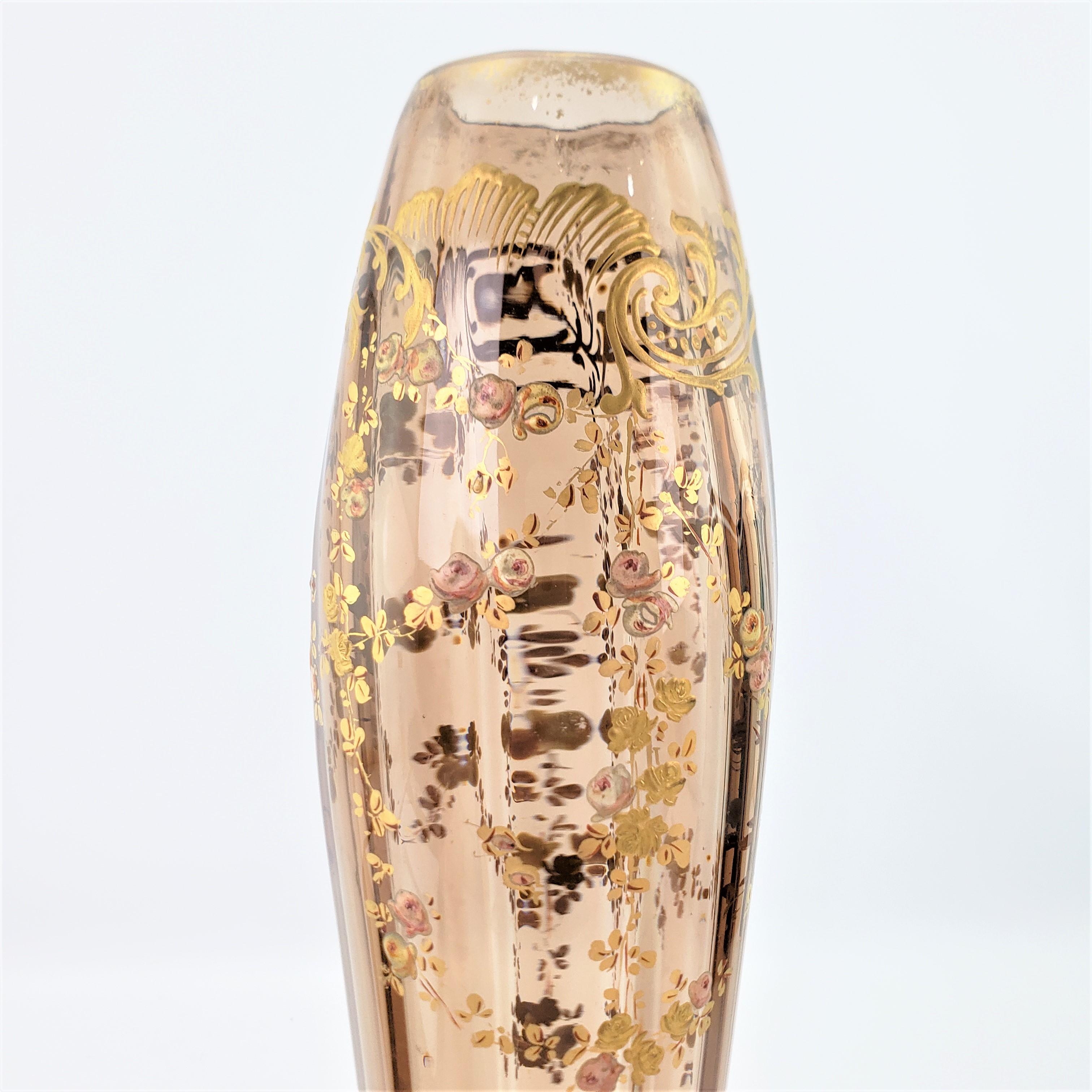 Verre d'art Grand vase bulbeux ancien en quartz fumé avec décoration florale dorée et émaillée en vente