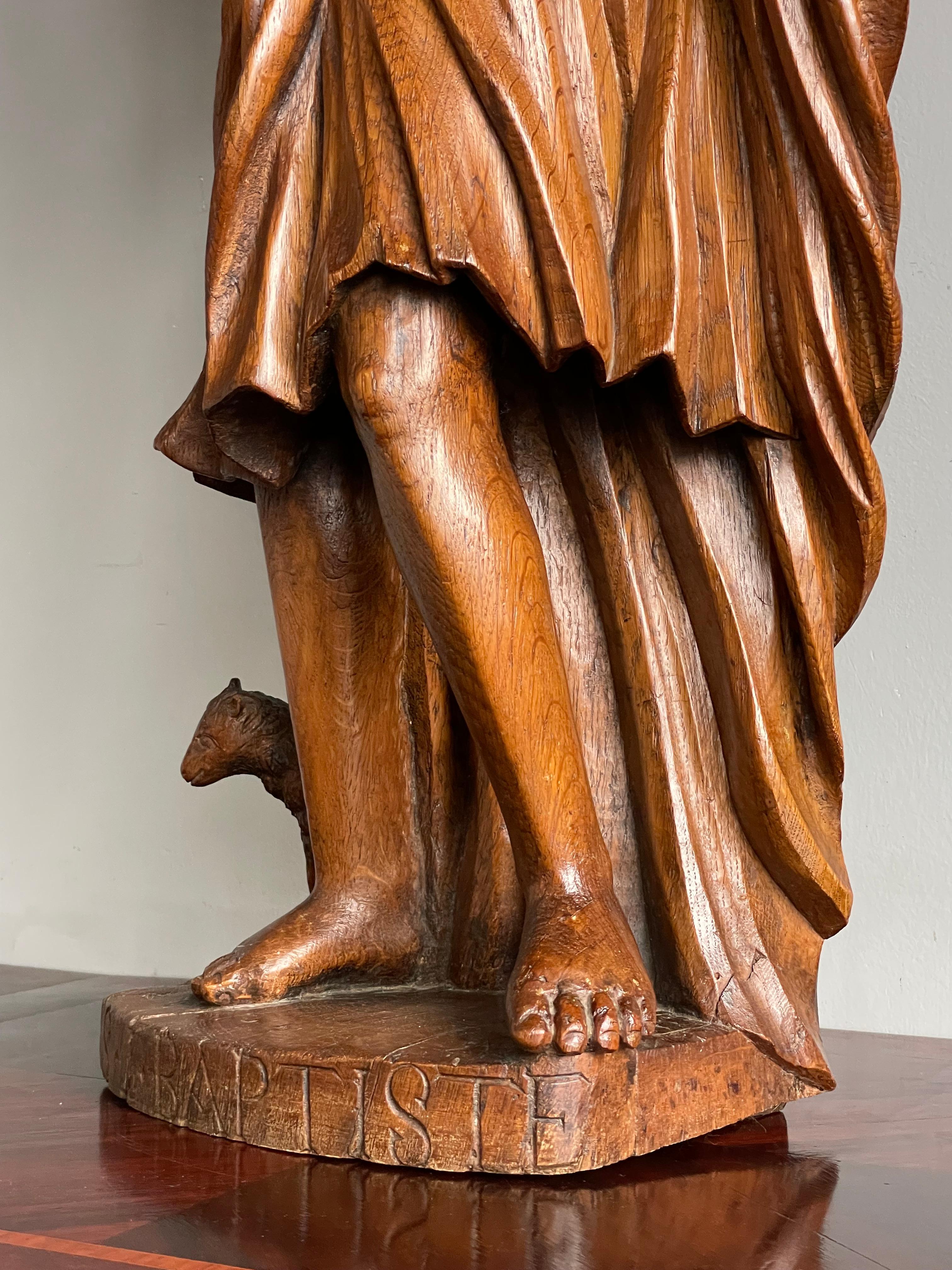 Patiné Grande sculpture ancienne en Oak doux de Saint Johns w. Agneau de Dieu 1850 en vente