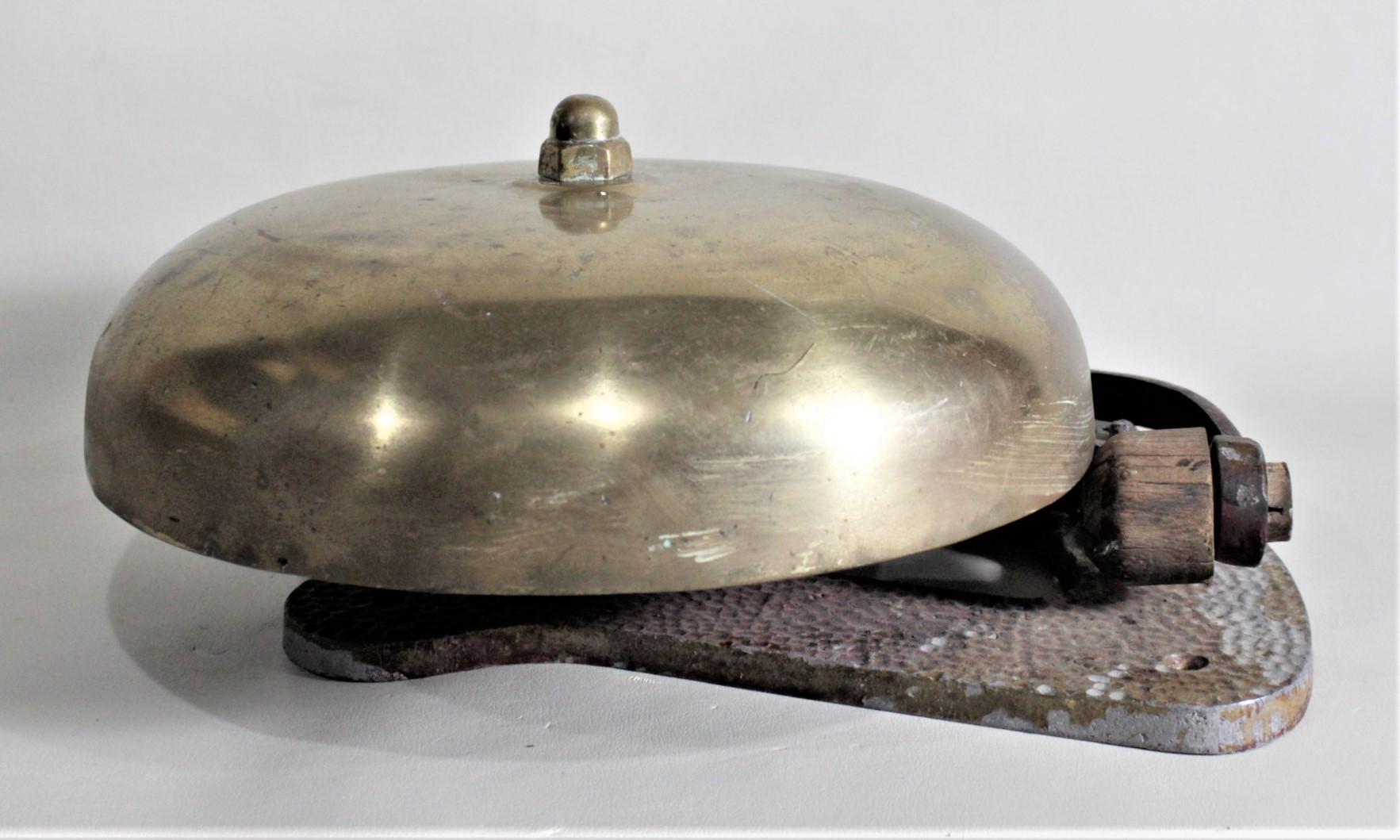 Grande cloche mécanique ancienne en laiton massif et en fonte de style 