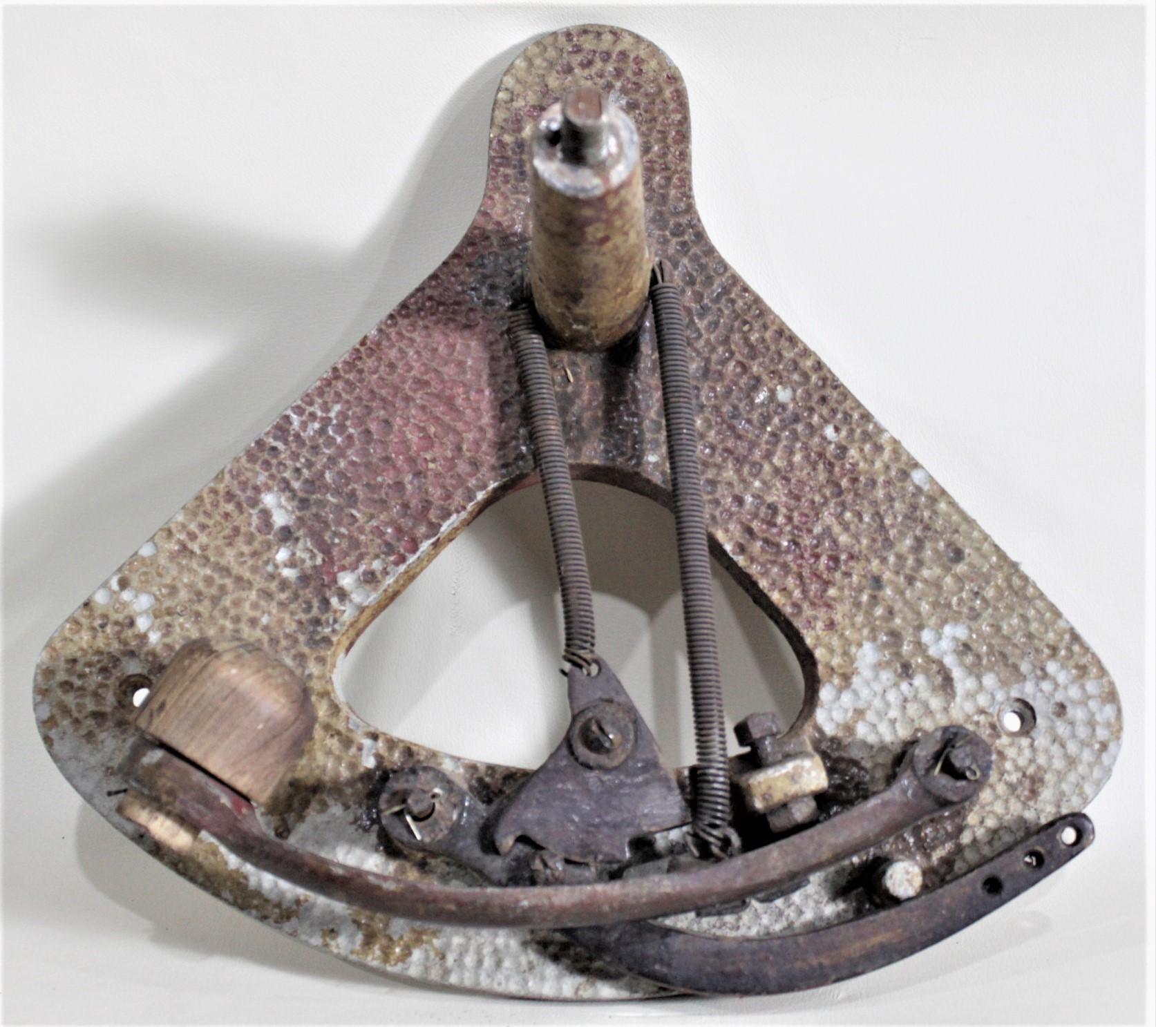 Américain Grande cloche mécanique ancienne en laiton massif et en fonte de style 