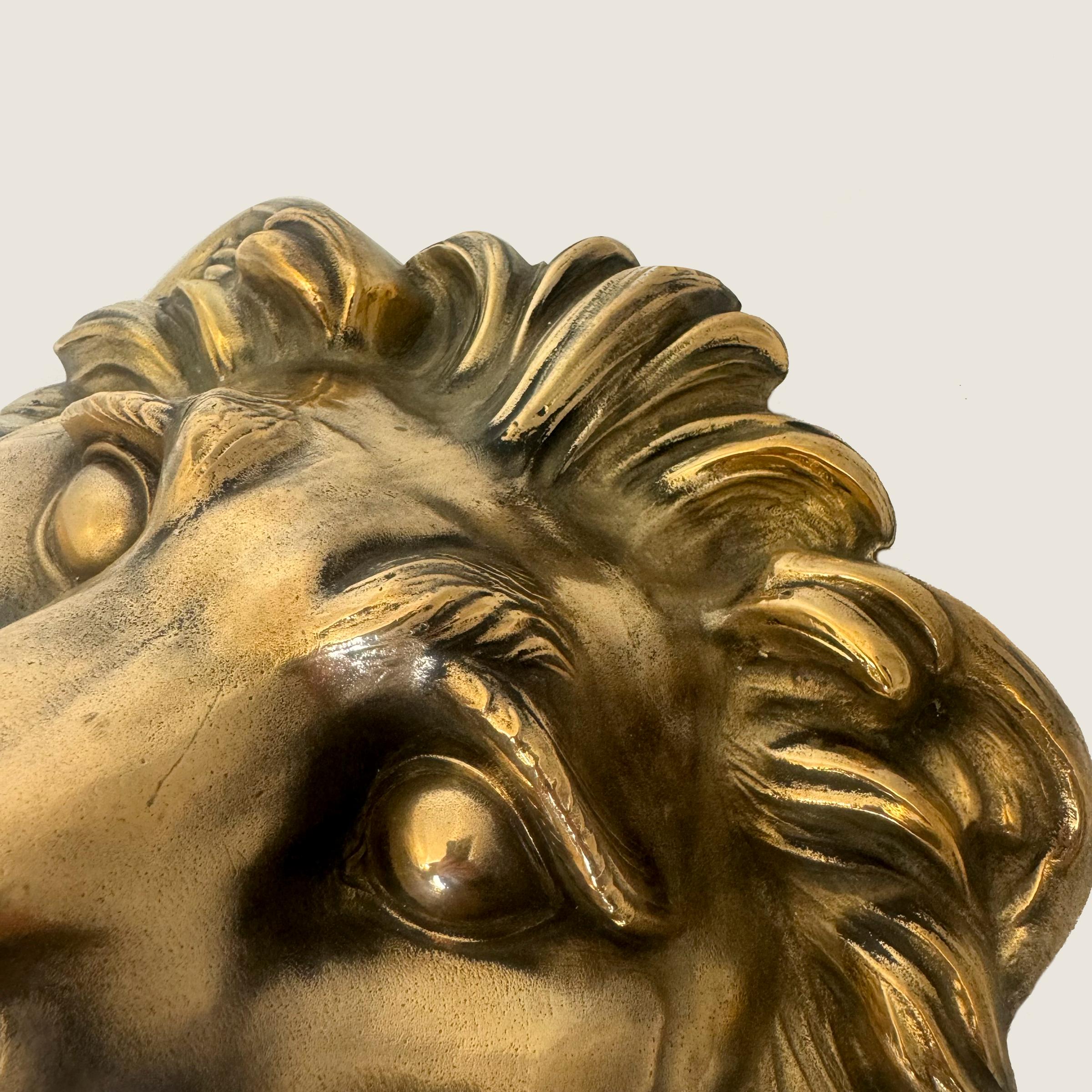 Grande battente antico in ottone massiccio con testa di leone in vendita 5