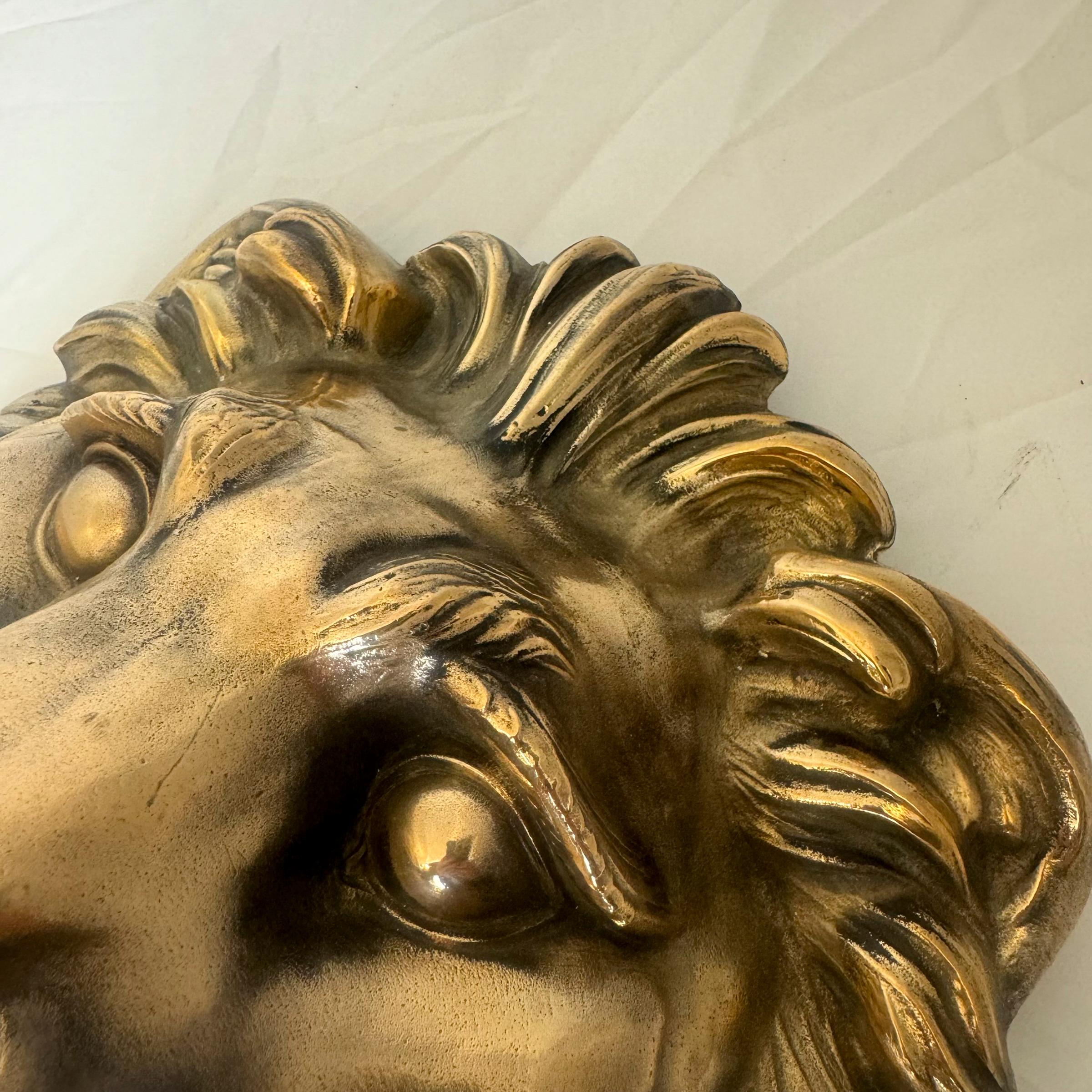 Grande battente antico in ottone massiccio con testa di leone in vendita 6