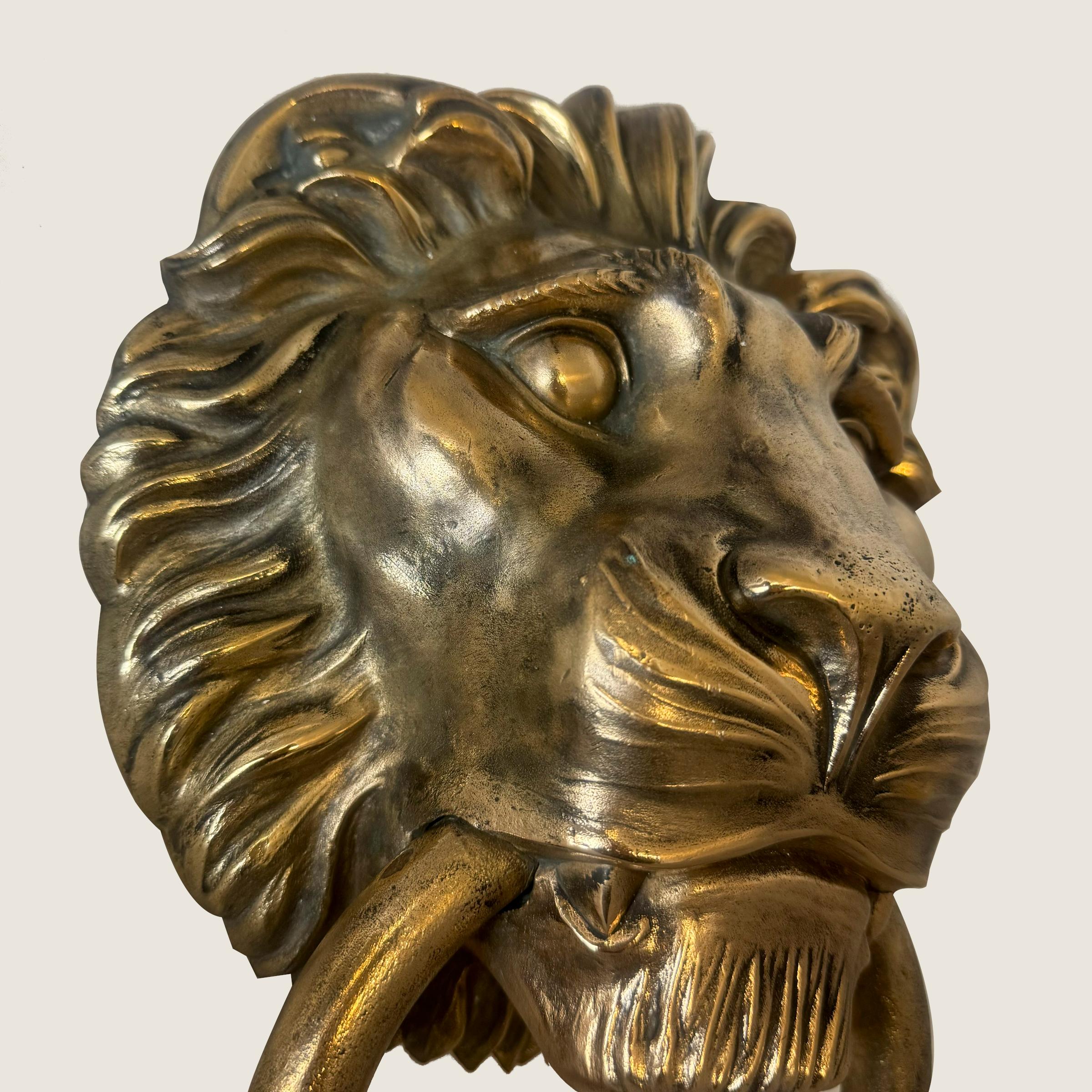 Grande battente antico in ottone massiccio con testa di leone in vendita 7