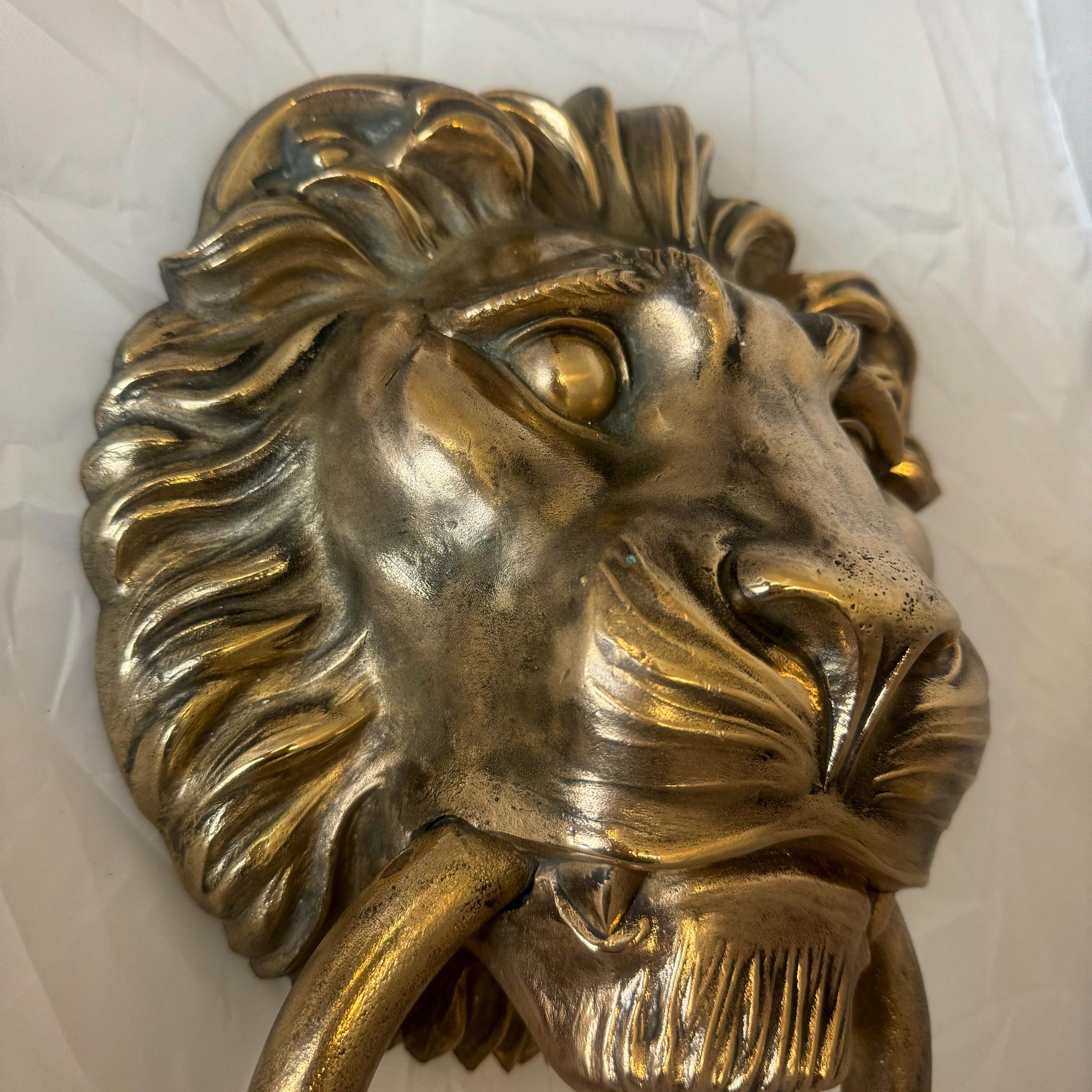 Grande battente antico in ottone massiccio con testa di leone in vendita 8
