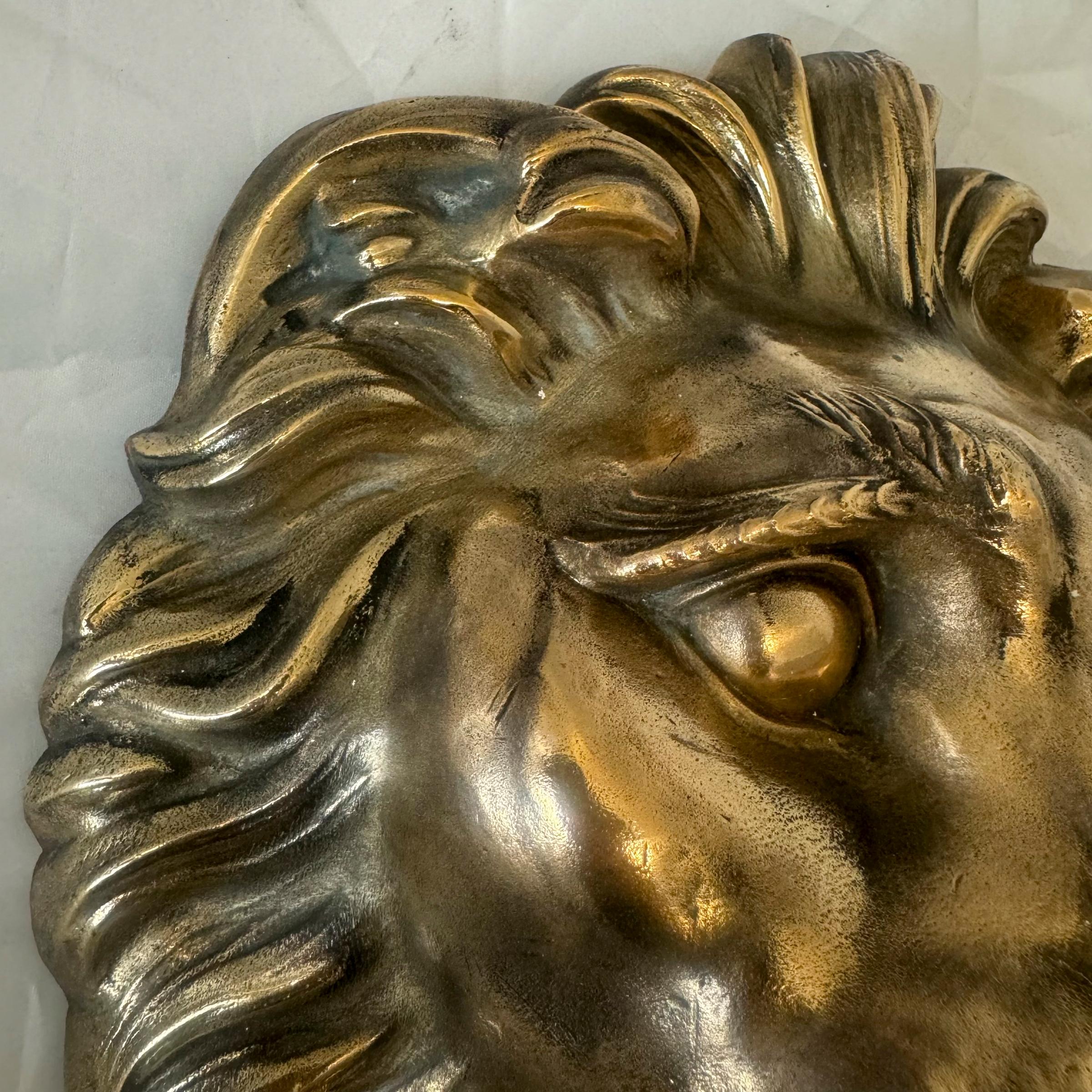 Grande battente antico in ottone massiccio con testa di leone in vendita 9
