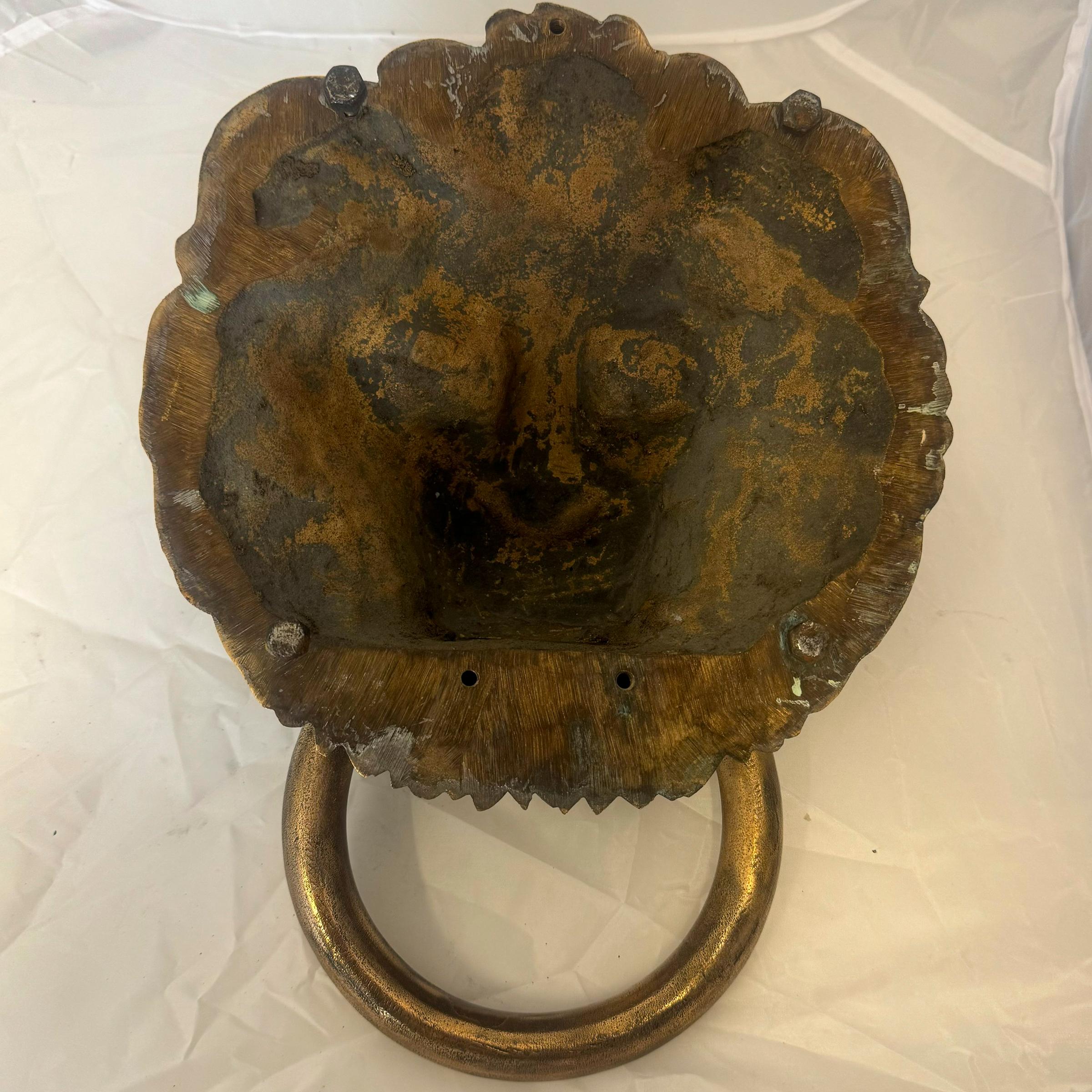 Grande battente antico in ottone massiccio con testa di leone in vendita 11