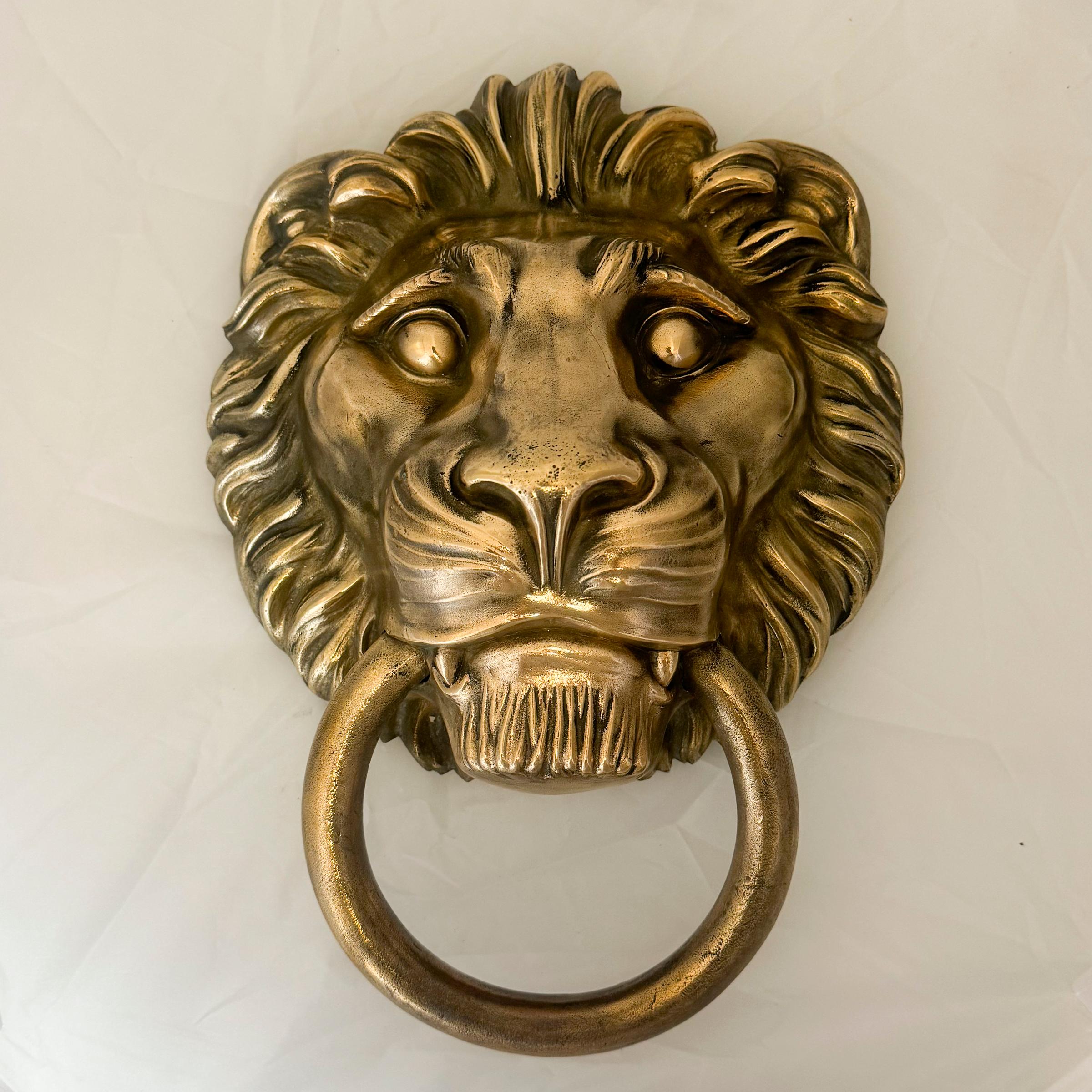 Grande battente antico in ottone massiccio con testa di leone in vendita 12