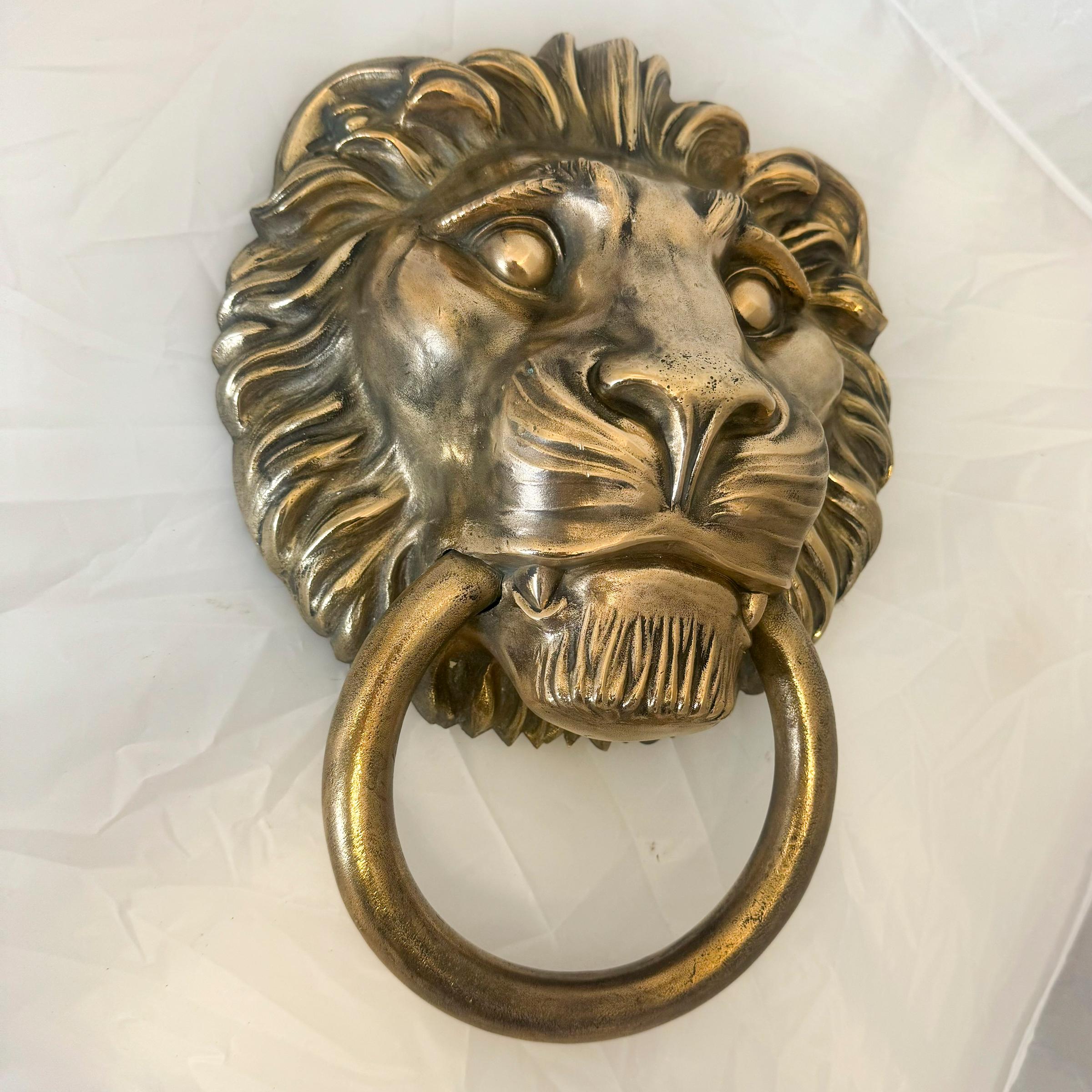 Grande battente antico in ottone massiccio con testa di leone In condizioni buone in vendita a Ware, GB