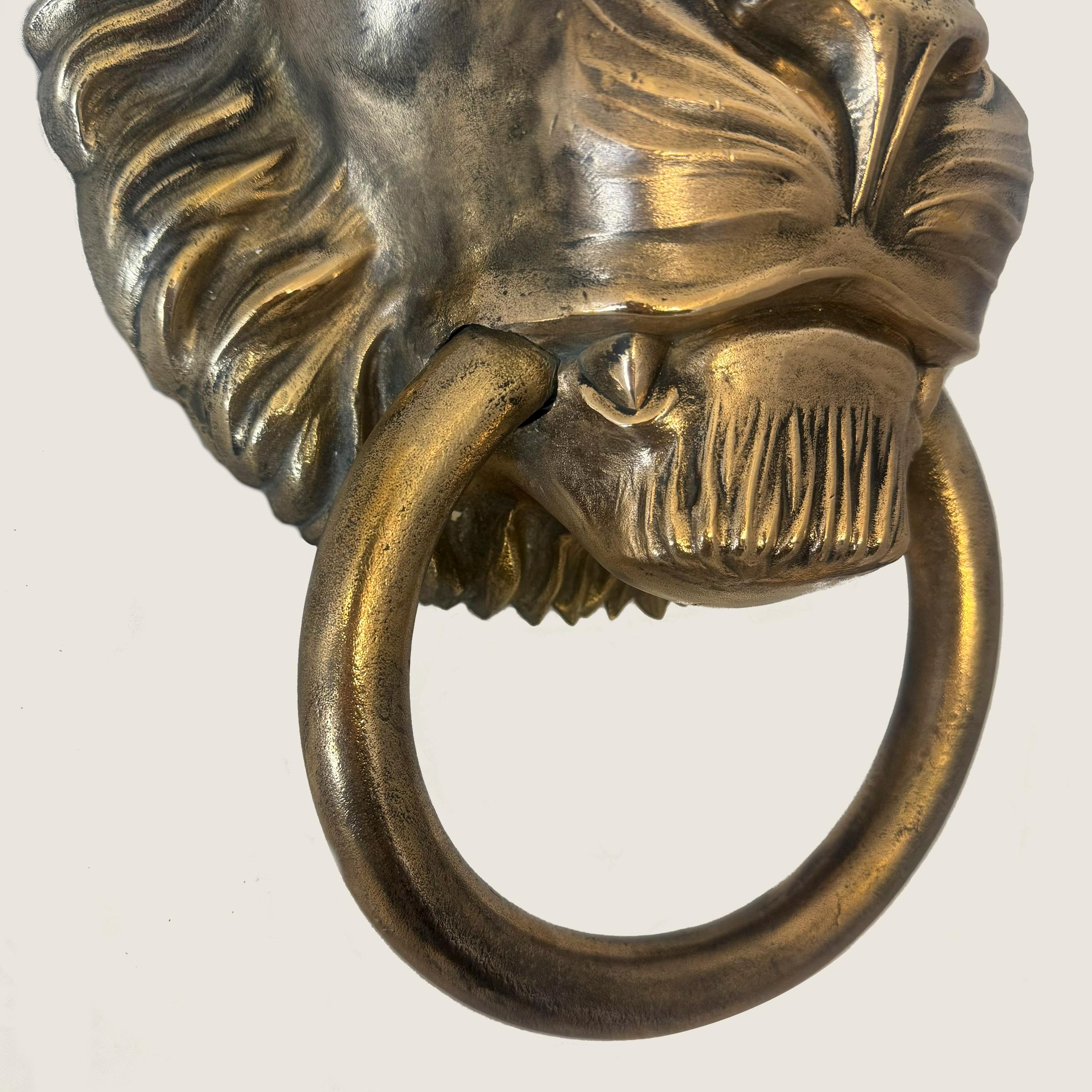 XXI secolo e contemporaneo Grande battente antico in ottone massiccio con testa di leone in vendita