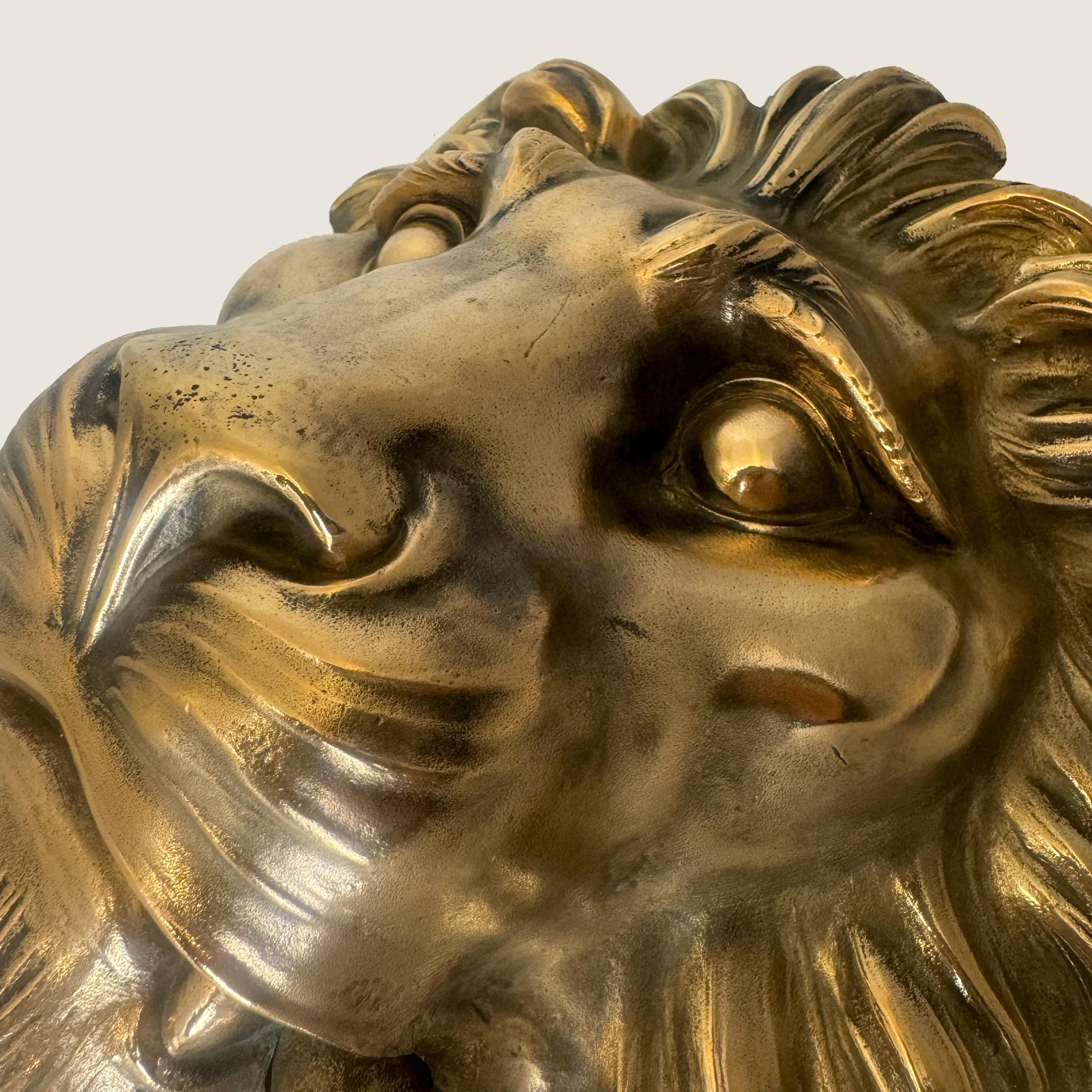 Grande battente antico in ottone massiccio con testa di leone in vendita 1