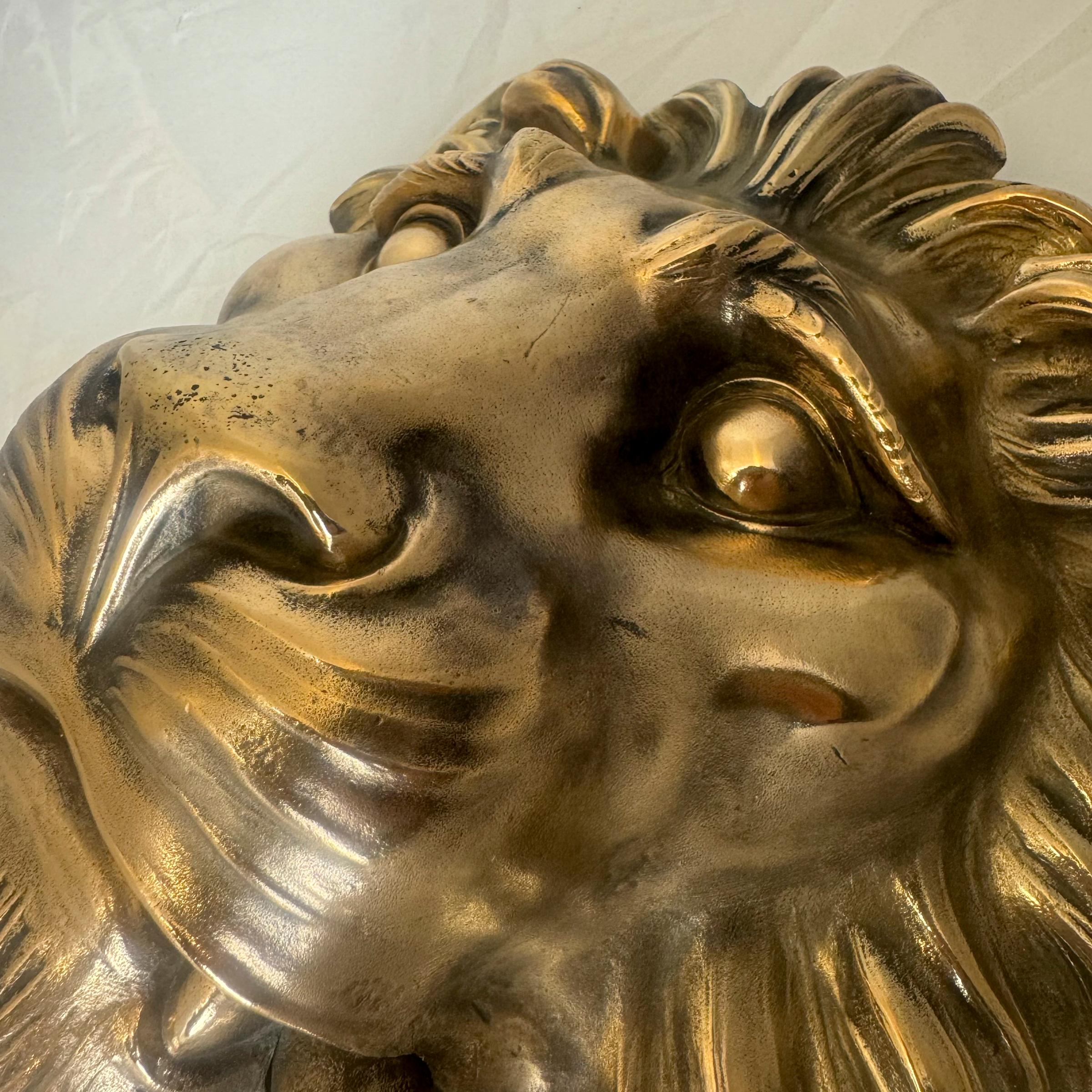 Grande battente antico in ottone massiccio con testa di leone in vendita 2