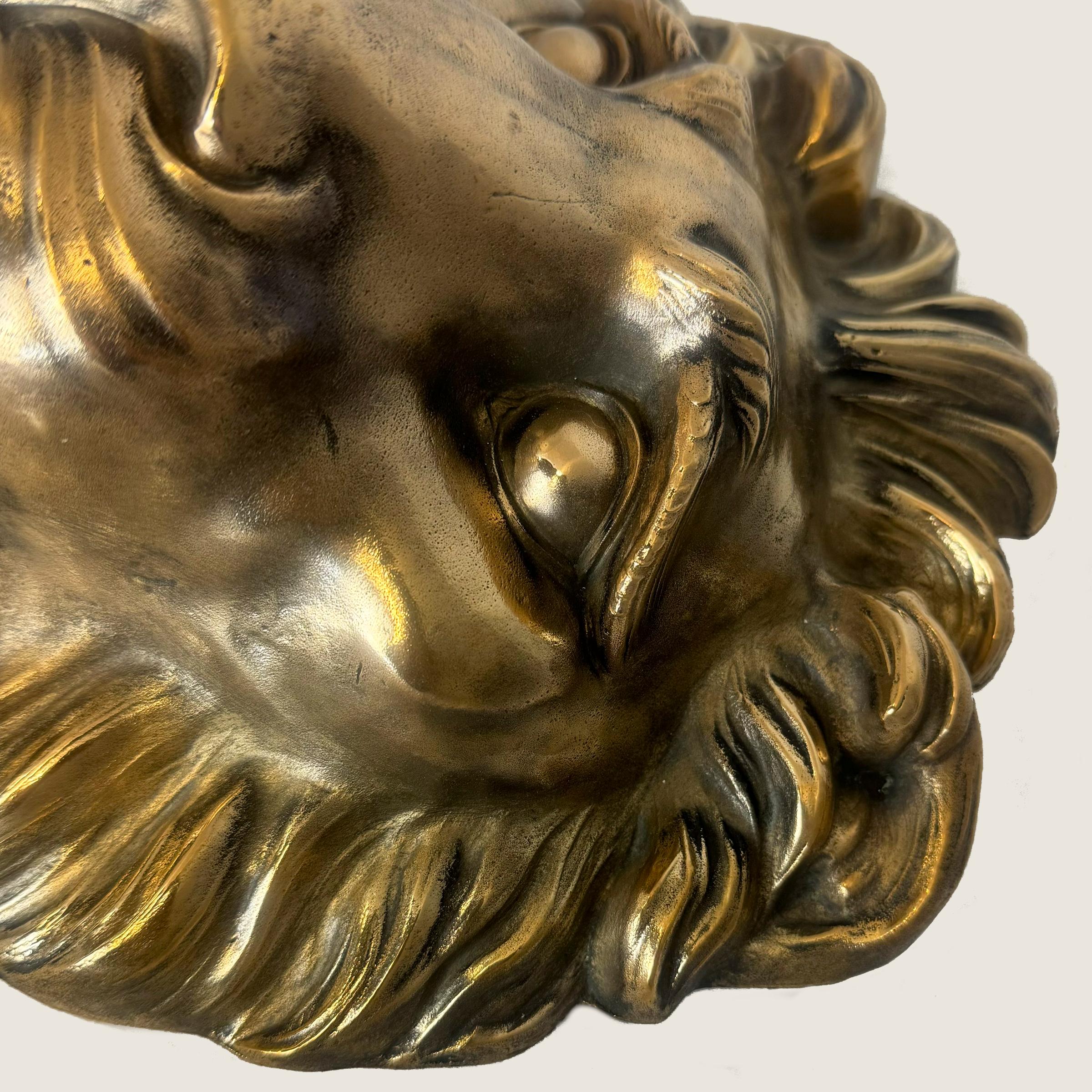 Grande battente antico in ottone massiccio con testa di leone in vendita 3