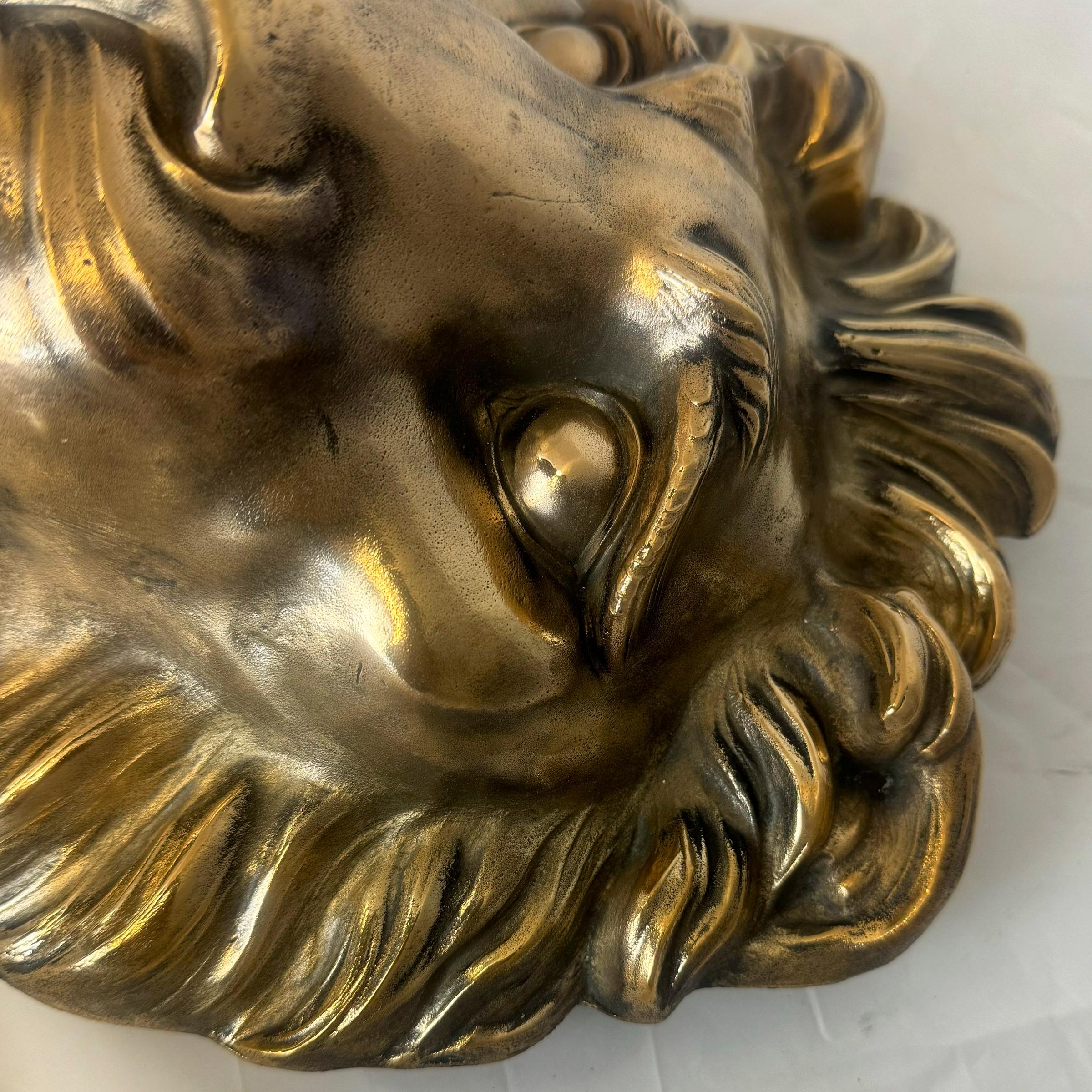 Grande battente antico in ottone massiccio con testa di leone in vendita 4