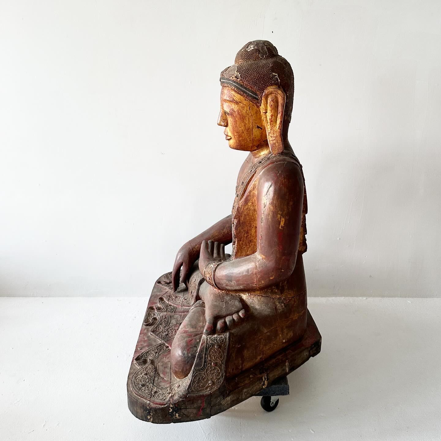 Große antike südostasiatische Buddha-Statue aus bemaltem Holz  (20. Jahrhundert) im Angebot