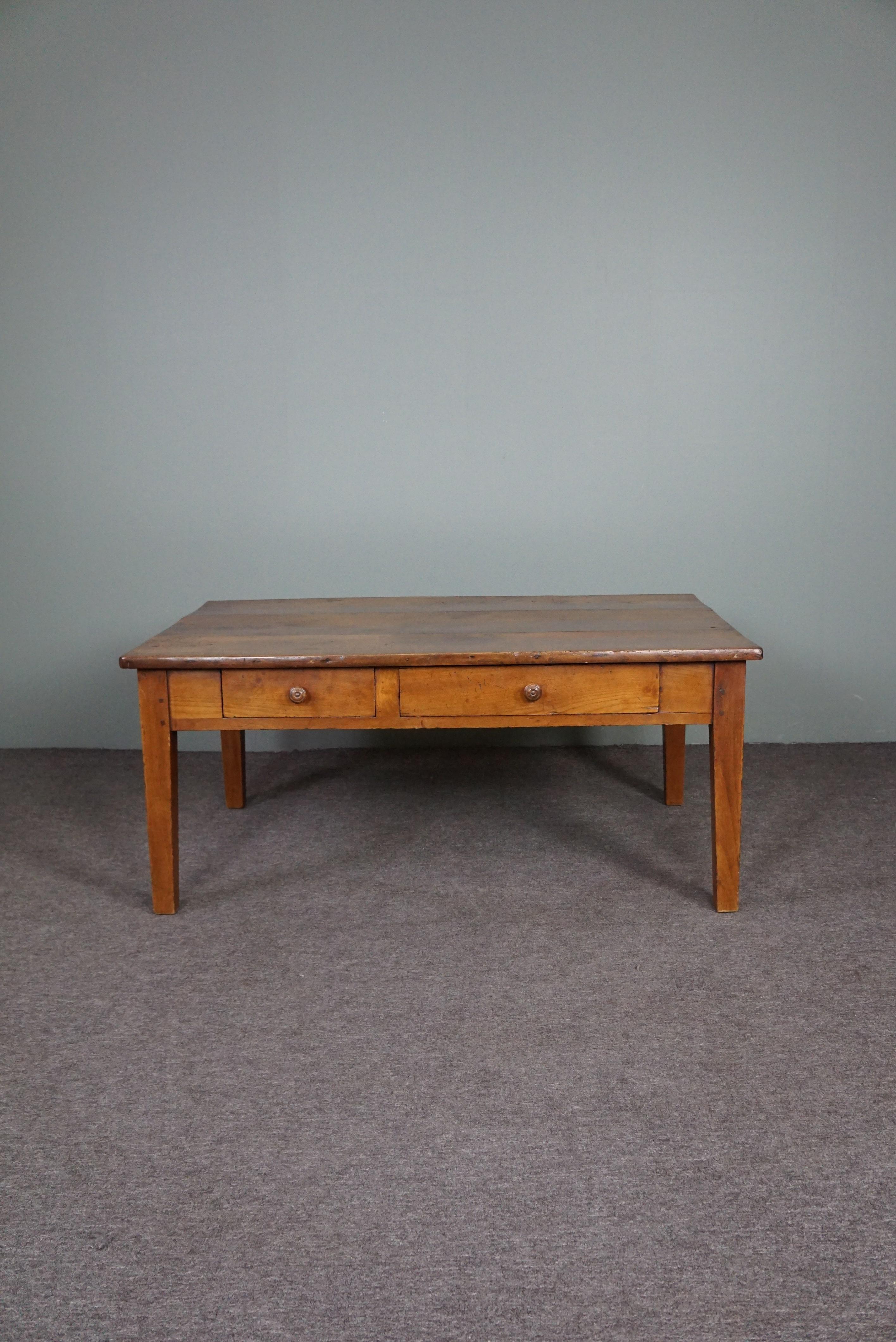 This large Southern European coffee table has two drawers, a beautiful warm color and a striking patina. Over the years, this deeply colored coffee table has acquired a striking warm appearance and will therefore look great in many living