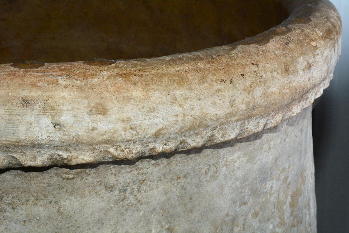 Großes antikes spanisches JAR zur Aufbewahrung von Oliven im Angebot 1