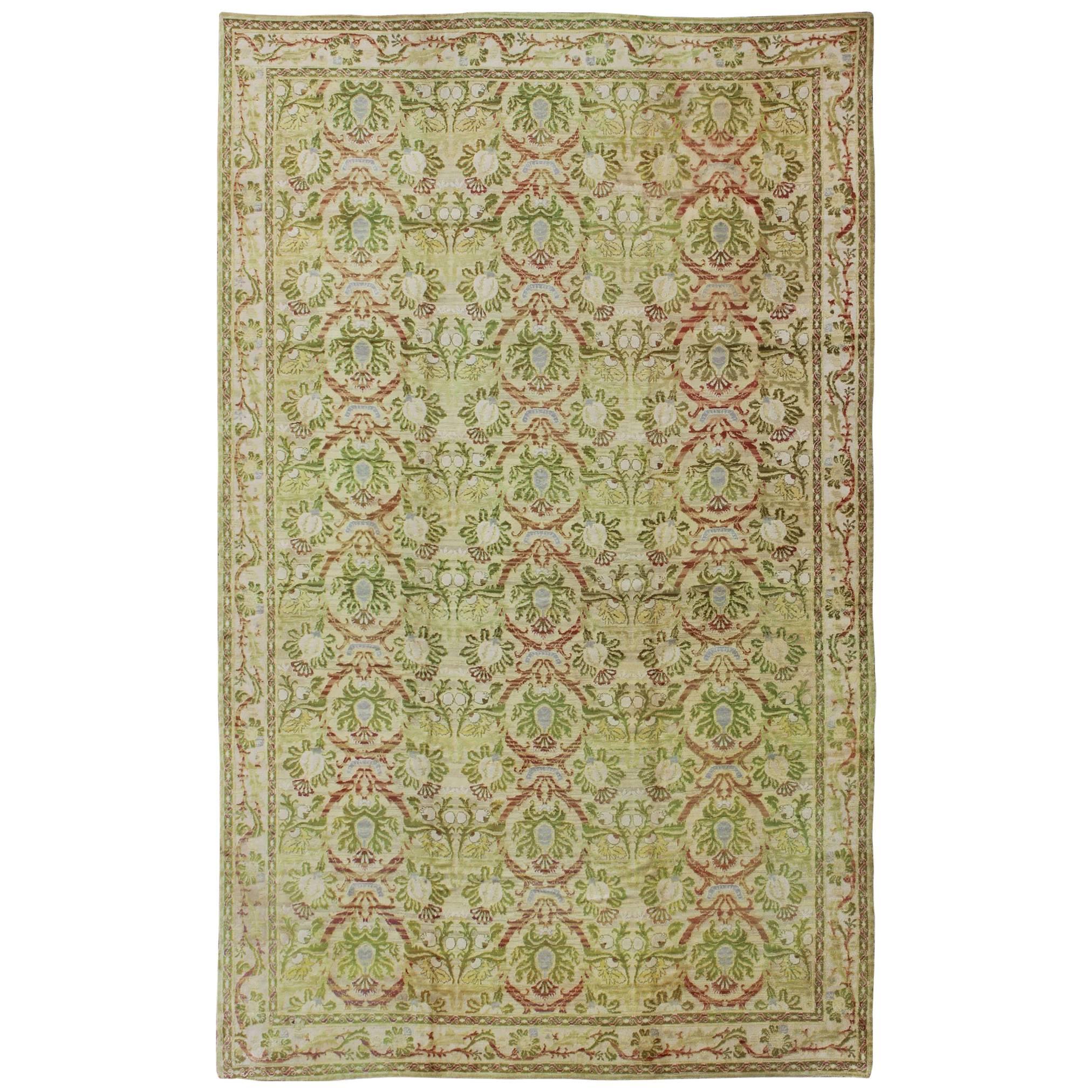 Grand tapis espagnol ancien avec médaillons circulaires dans différents tons verts en vente