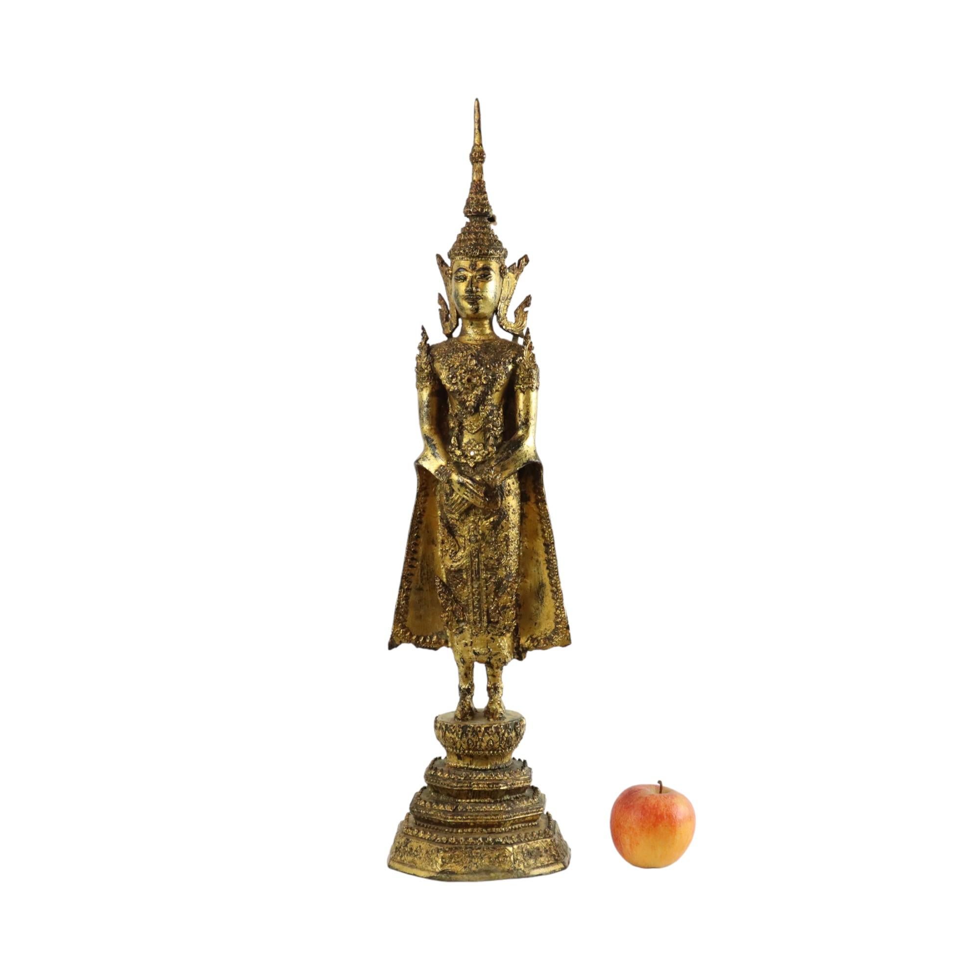 Bellissimo e raro Buddha in piedi in bronzo autentico e antico proveniente dalla Thailandia del periodo Rattanakosin, un grande esemplare dorato con foglia d'oro a 24 carati, circa metà del XIX secolo; questo oggetto proviene da una collezione