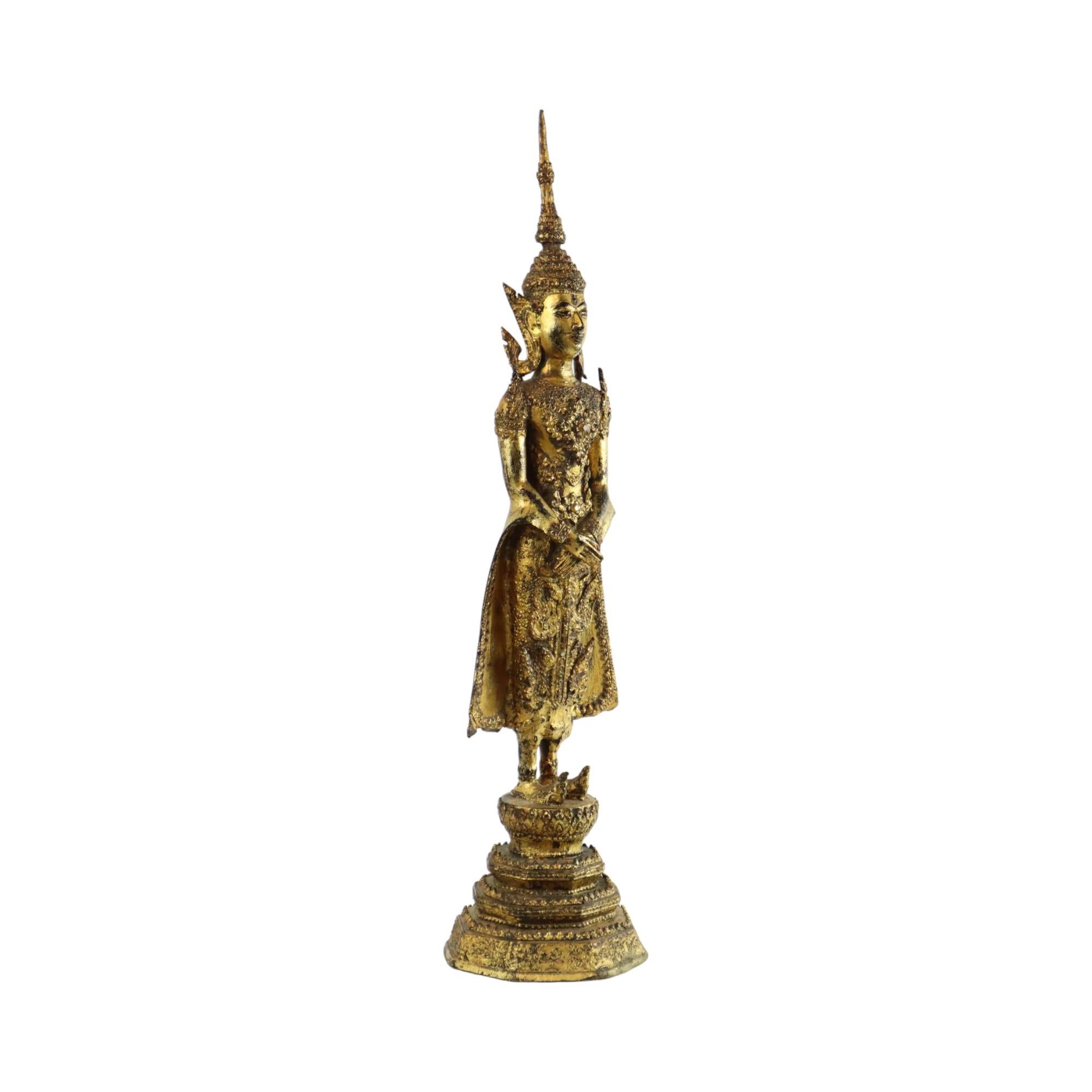 Dorato Grande Buddha antico in piedi in bronzo con oro 24 carati Rattanakosin 63 cm in vendita