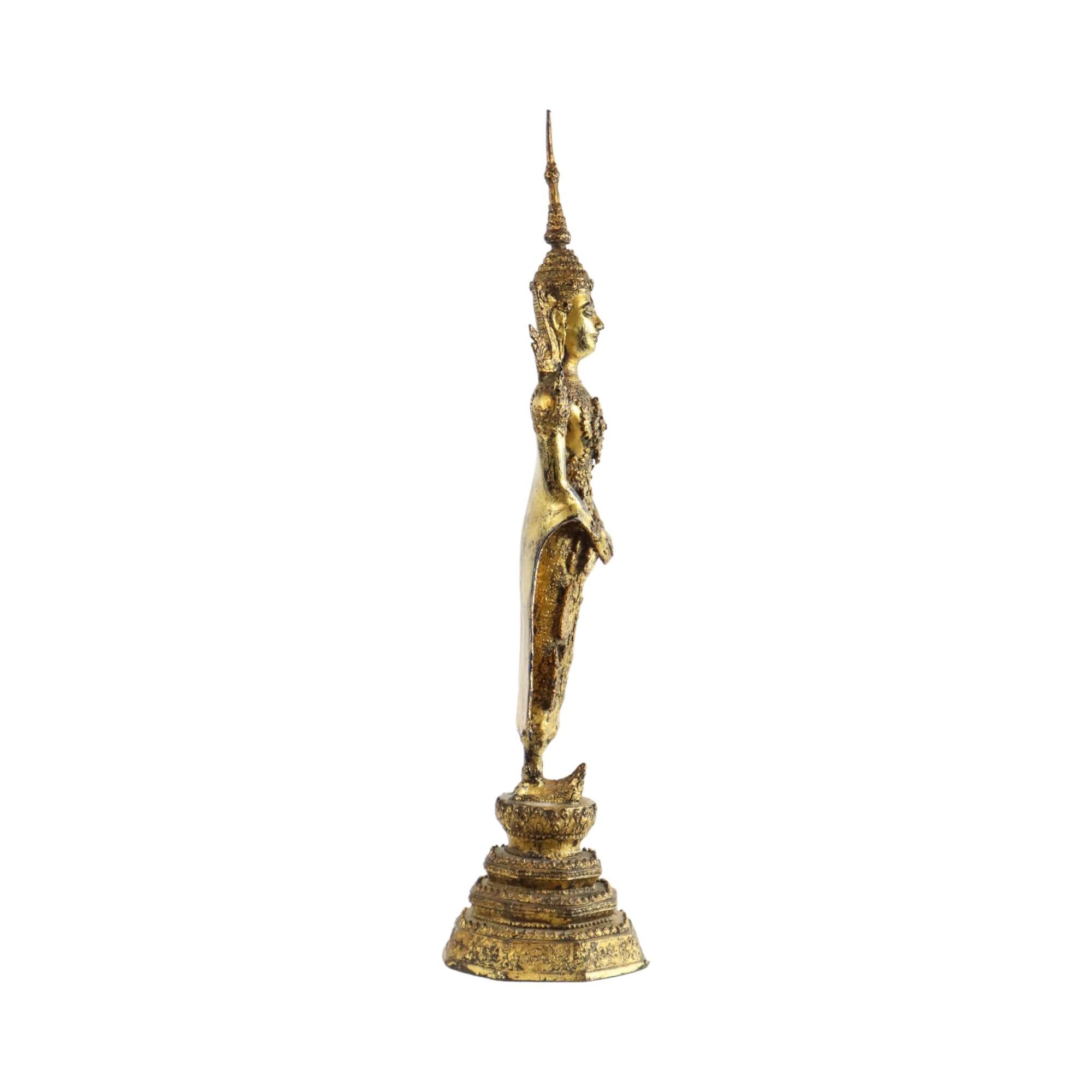 Grande Buddha antico in piedi in bronzo con oro 24 carati Rattanakosin 63 cm In condizioni buone in vendita a Poperinge, BE
