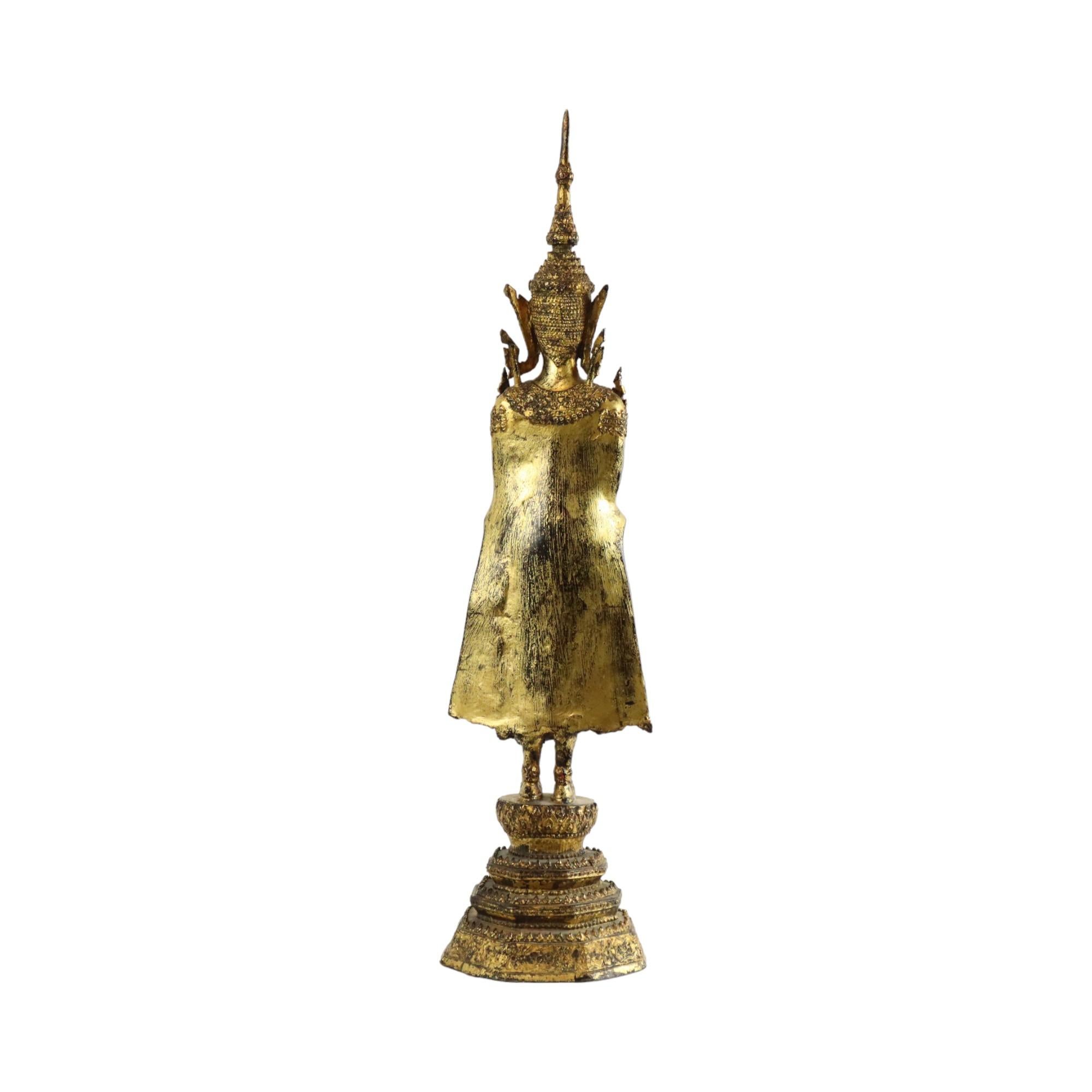 XIX secolo Grande Buddha antico in piedi in bronzo con oro 24 carati Rattanakosin 63 cm in vendita