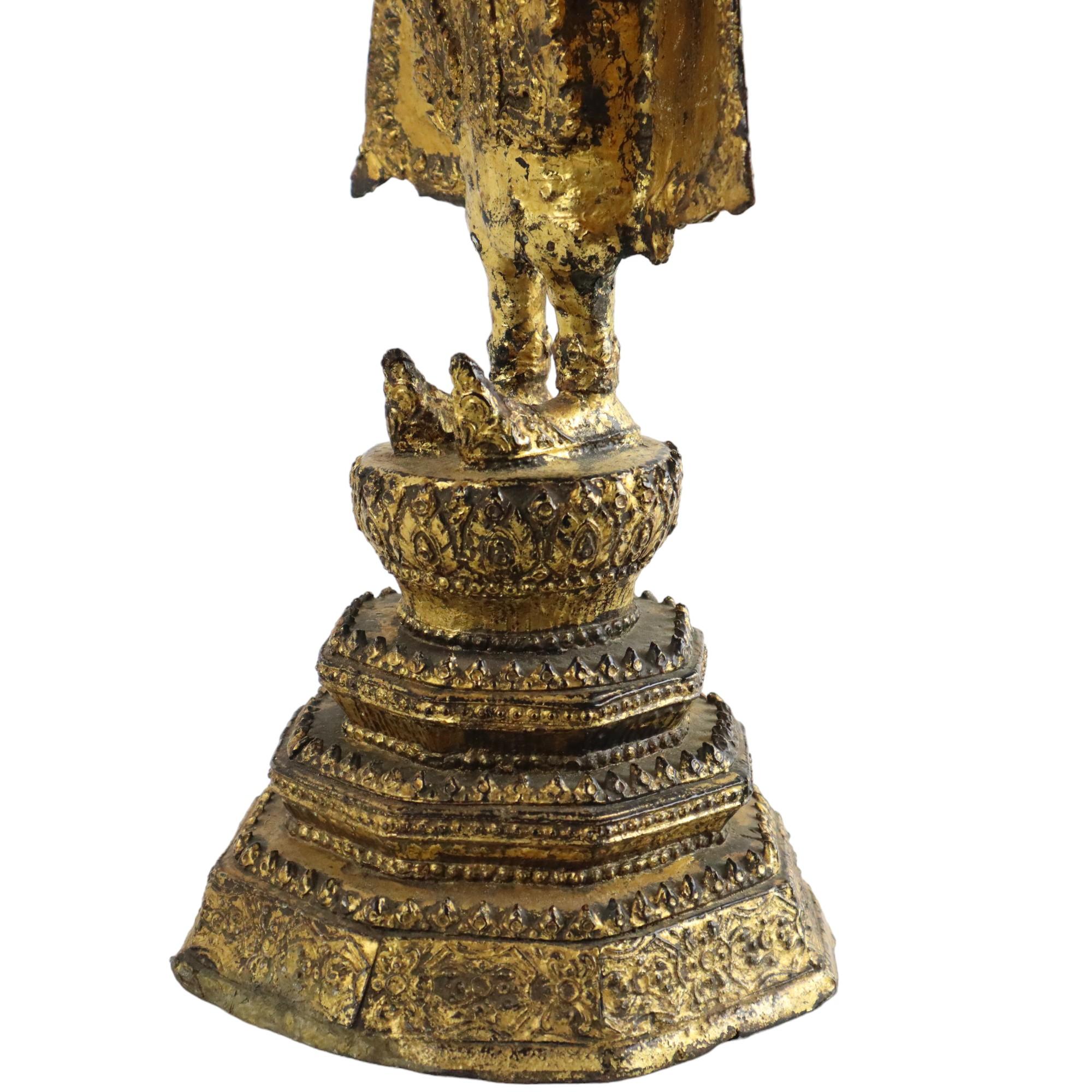 Bronzo Grande Buddha antico in piedi in bronzo con oro 24 carati Rattanakosin 63 cm in vendita