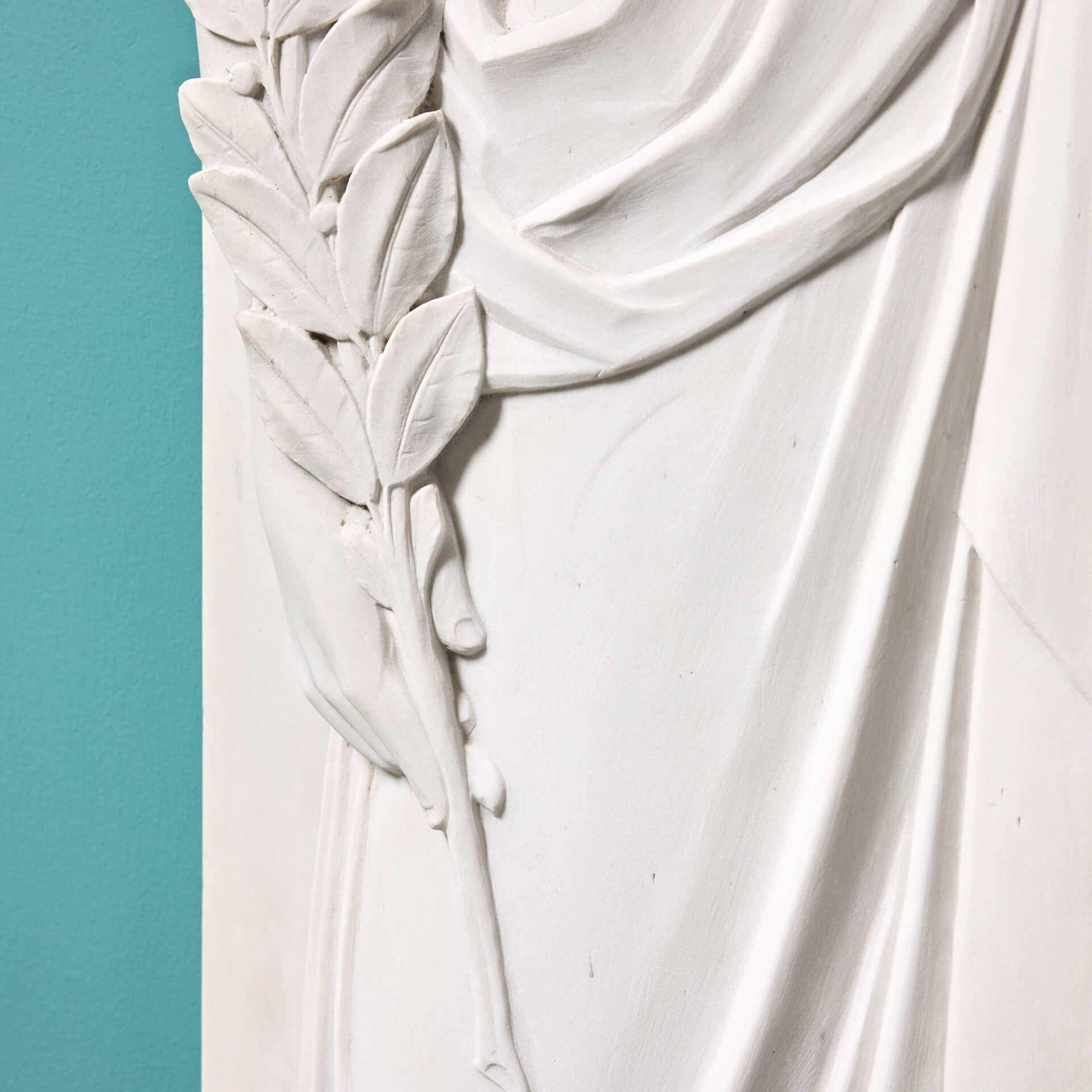 Fait main Grande plaque ancienne en marbre statuaire représentant une figure classique en vente
