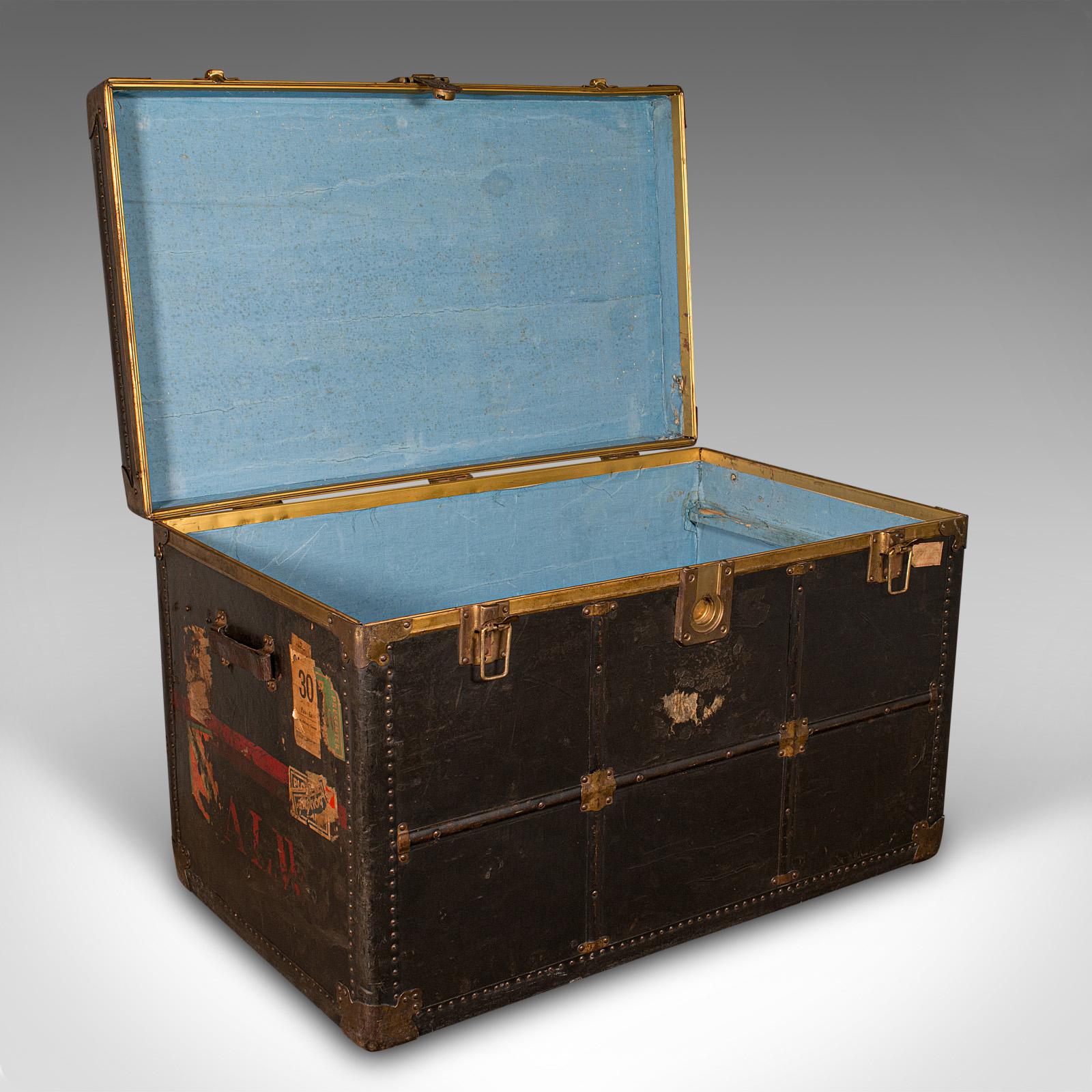 This is a large antique steamer trunk. An American, leather and brass bound shipping chest, dating to the Edwardian period, circa 1910.

Fine example of decorative furniture, with a generously sized interior
Displays a desirable aged patina and in