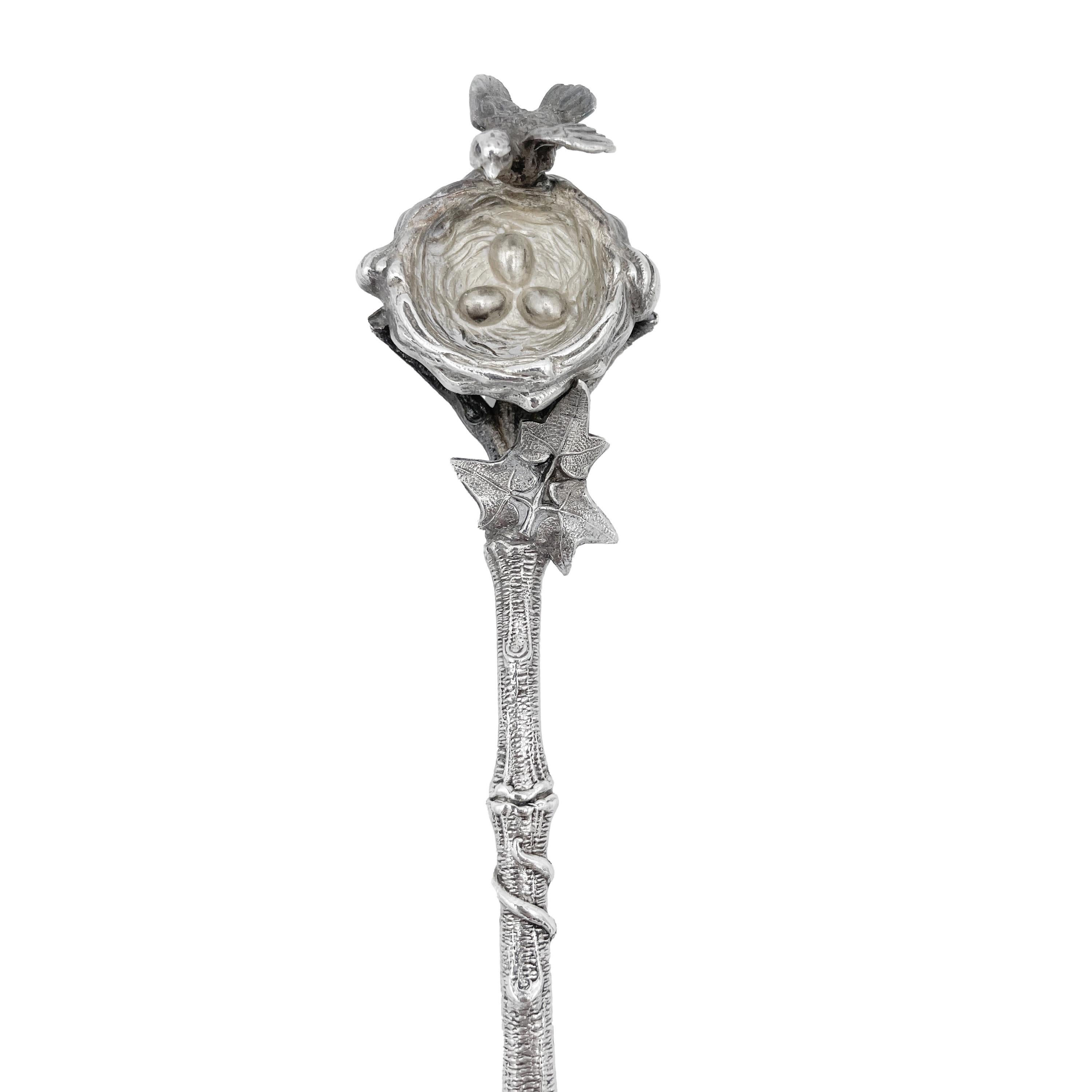Apogée victorien Grande cuillère de service à glace ancienne en argent sterling Birds Nest & Eggs de Gorham 1865 en vente