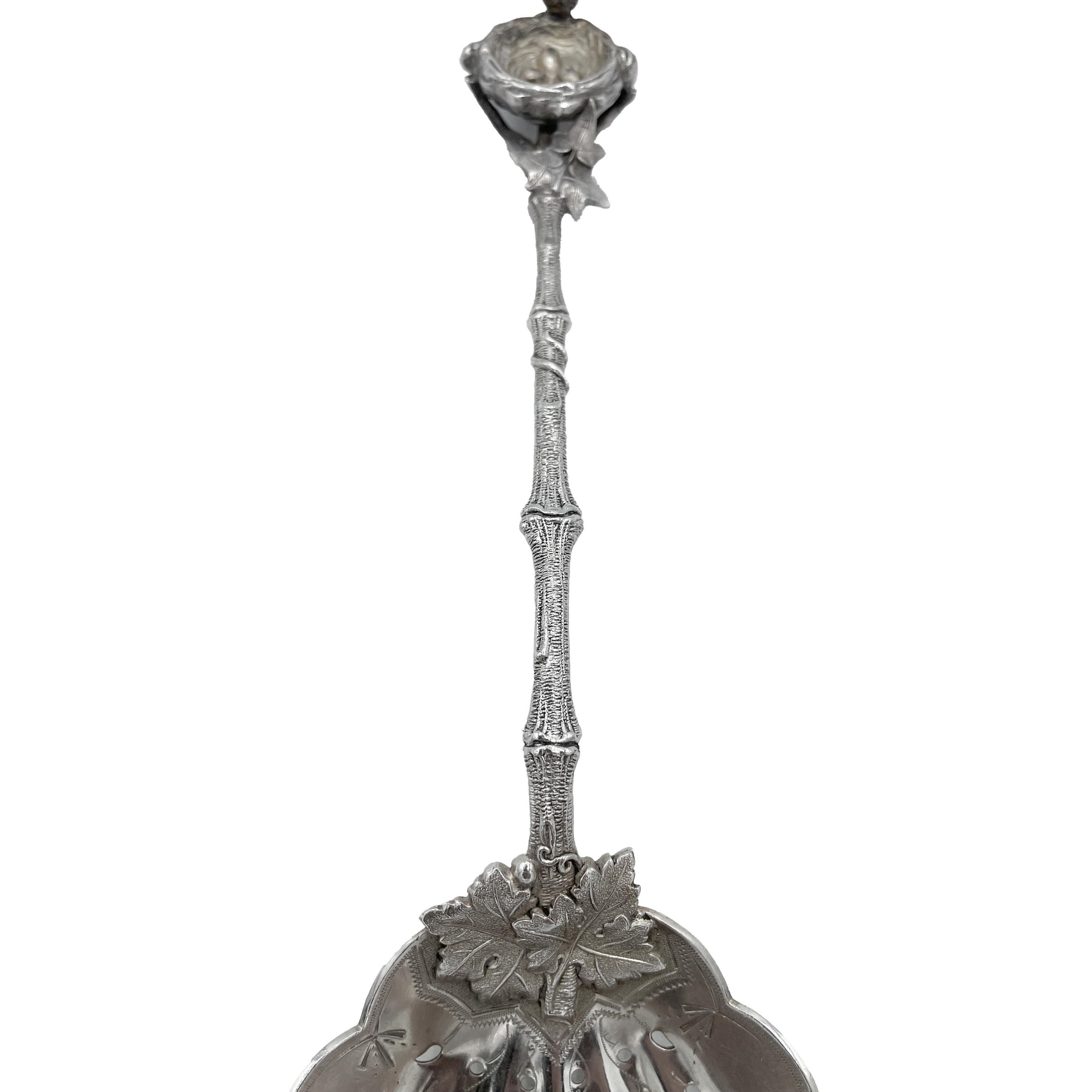 Américain Grande cuillère de service à glace ancienne en argent sterling Birds Nest & Eggs de Gorham 1865 en vente