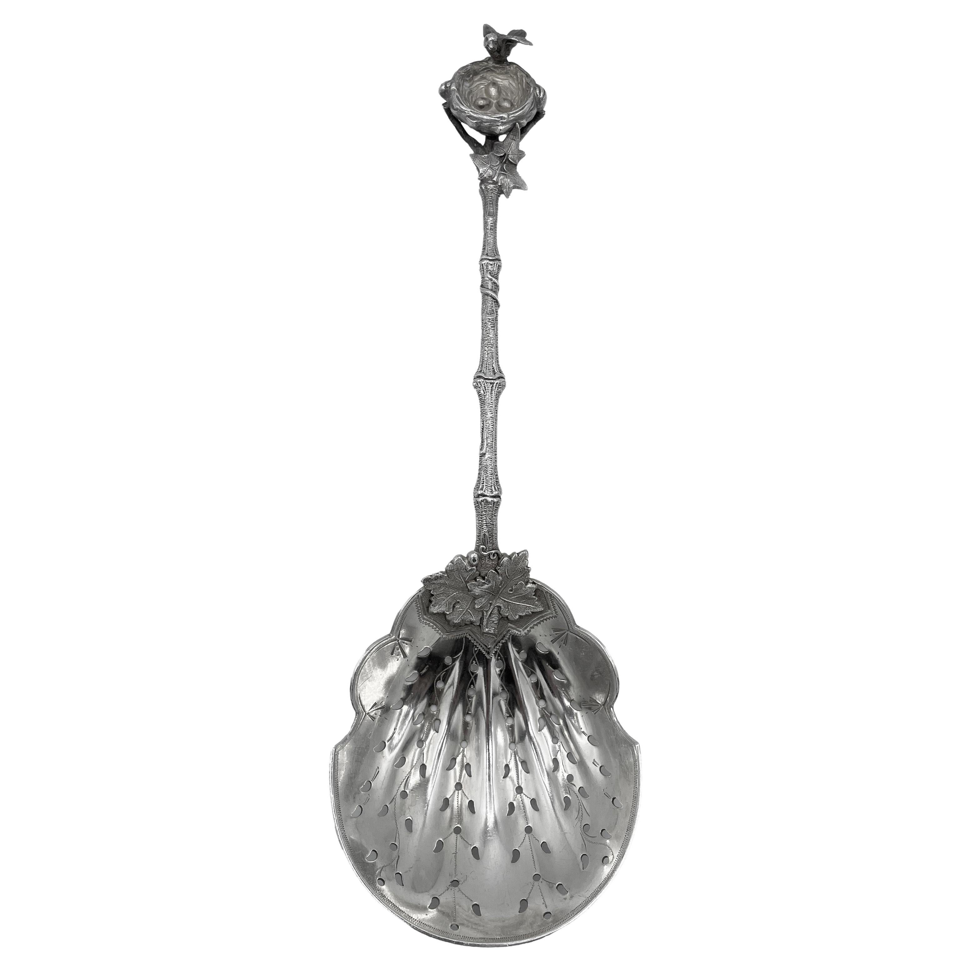 Grande cuillère de service à glace ancienne en argent sterling Birds Nest & Eggs de Gorham 1865 Bon état - En vente à Portland, OR
