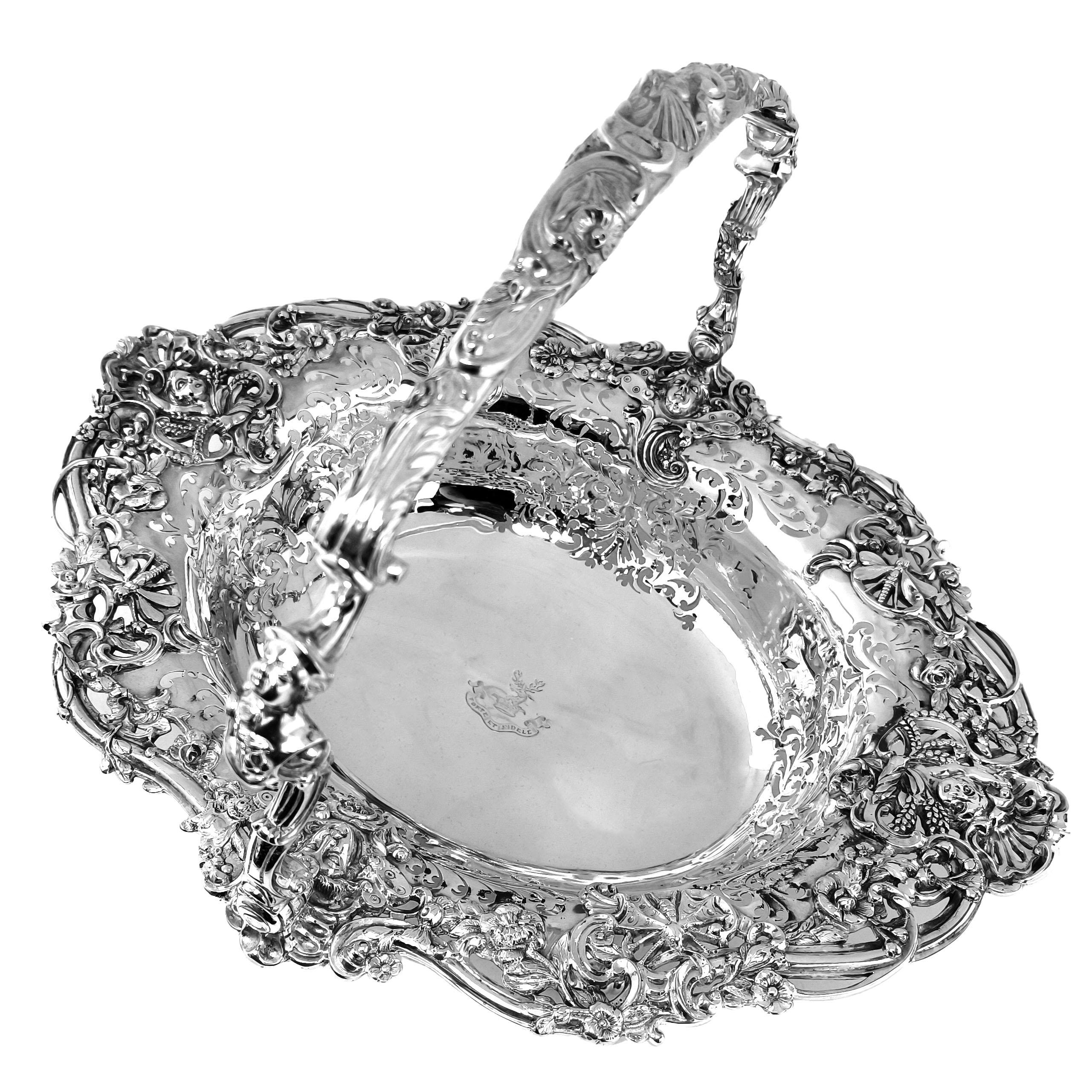 Magnífica cesta antigua de plata maciza de estilo georgiano clásico. Esta cesta de plata con asas oscilantes tiene un peso y un tamaño impresionantes. Siguiendo el estilo georgiano y fabricada a principios del siglo XX, esta cesta antigua se alza