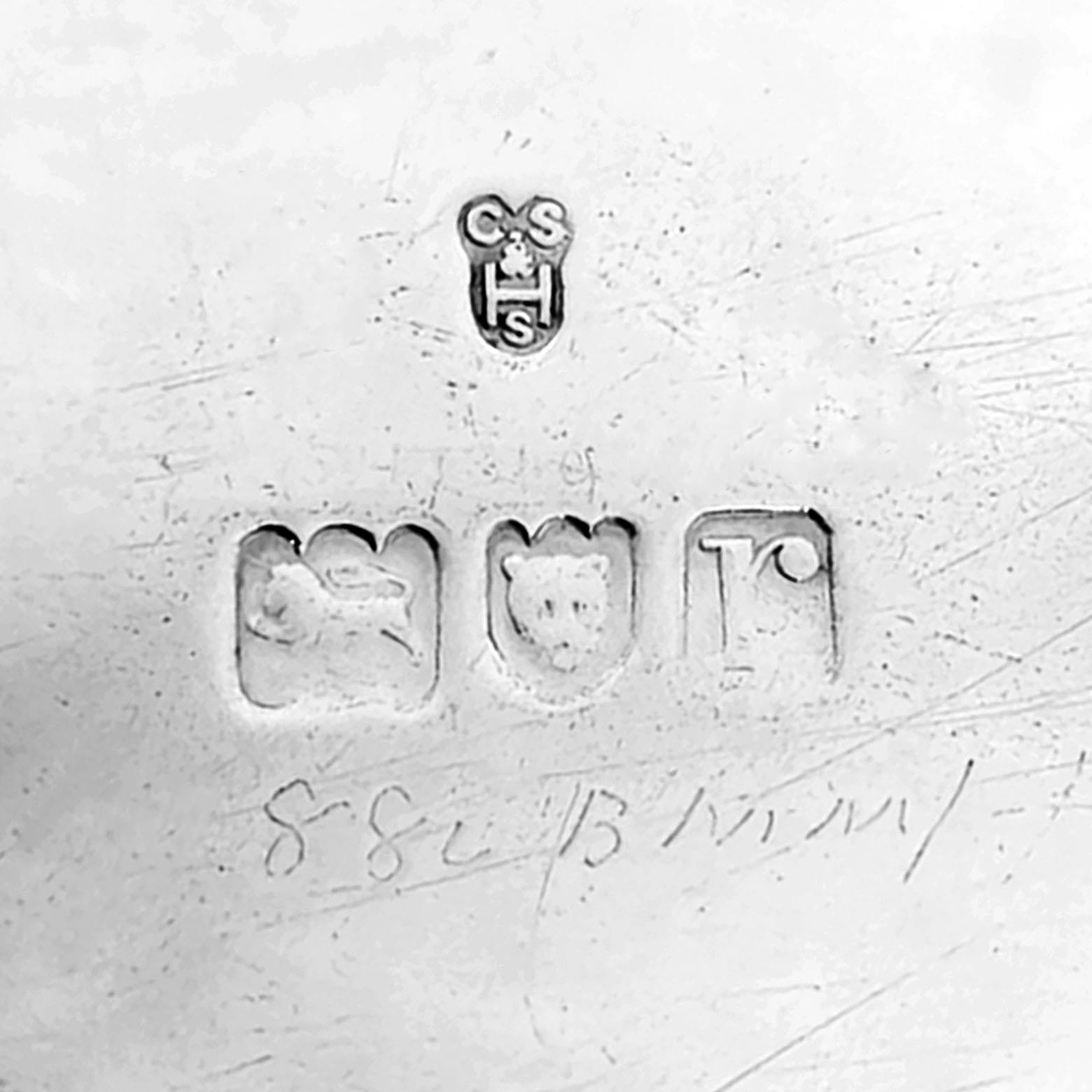 Gran cesta para pasteles antigua de plata de ley con asa oscilante de estilo georgiano 1912 siglo XX en venta