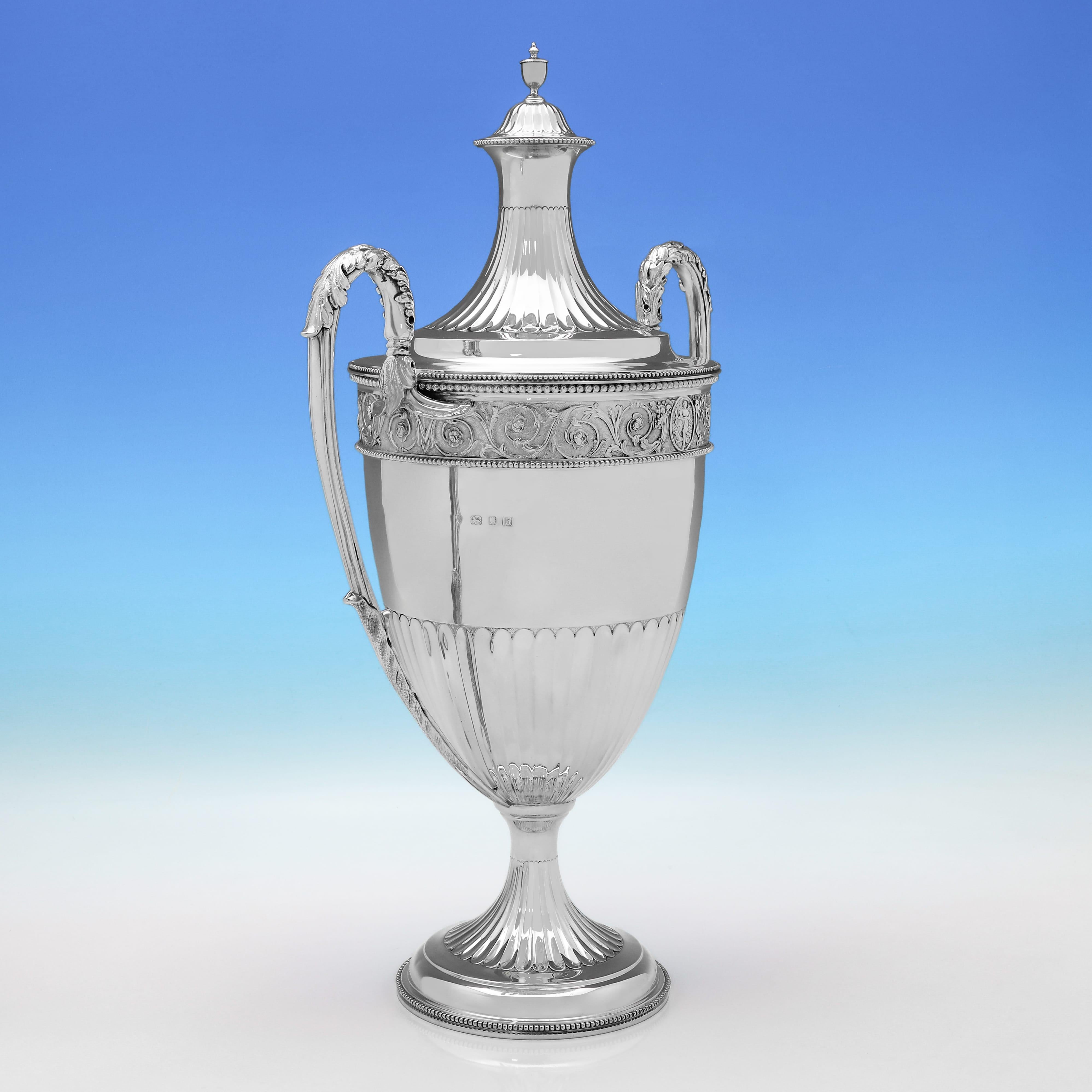 Con il marchio di garanzia di Charles Stuart Harris a Londra nel 1923, questo attraente trofeo antico in argento sterling del periodo di George I.I. è caratterizzato da scanalature incassate, manici ad anello con dettagli in acanto e un fregio